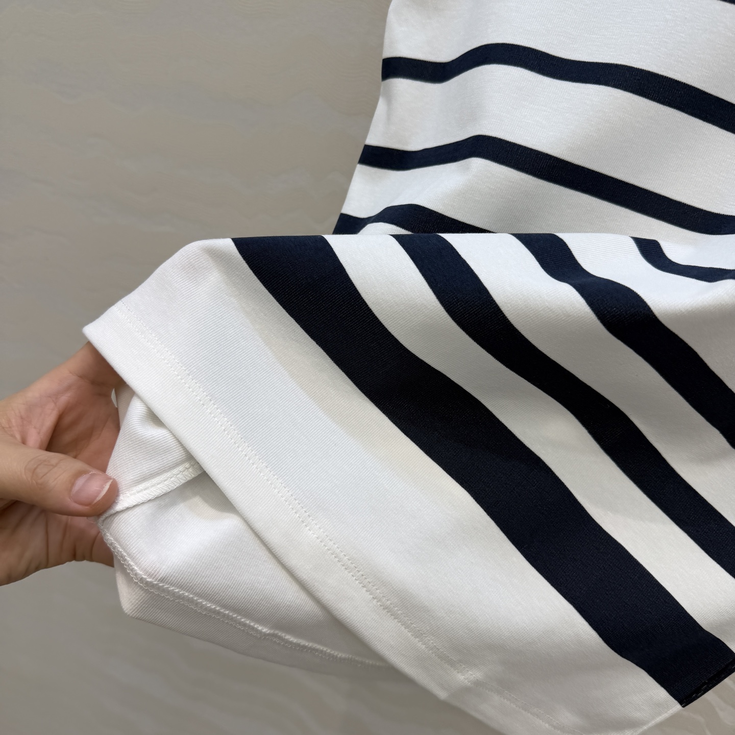 爆单推荐，原单品质❤️FF早春新品，海军风雪糕🍦条纹背心。取材柔软舒适的棉质针织，百搭时髦又高级！经典版