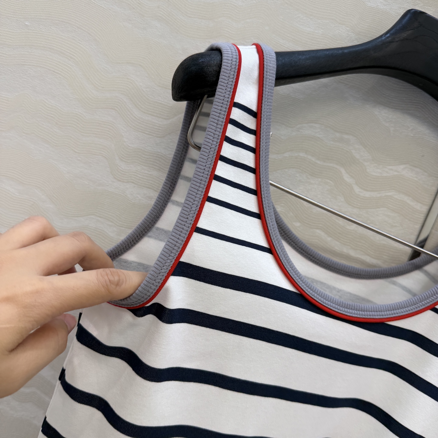 爆单推荐，原单品质❤️FF早春新品，海军风雪糕🍦条纹背心。取材柔软舒适的棉质针织，百搭时髦又高级！经典版