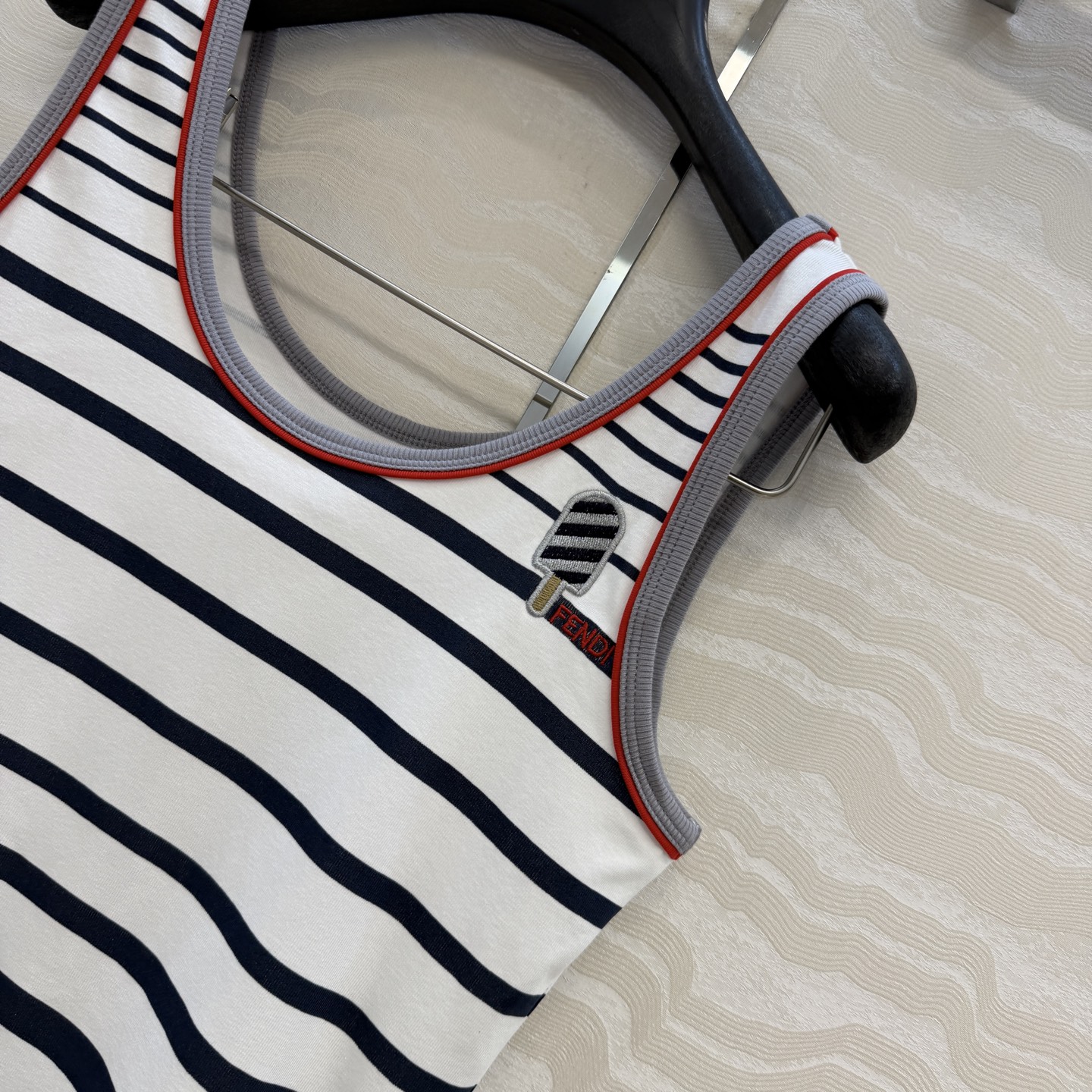 爆单推荐，原单品质❤️FF早春新品，海军风雪糕🍦条纹背心。取材柔软舒适的棉质针织，百搭时髦又高级！经典版