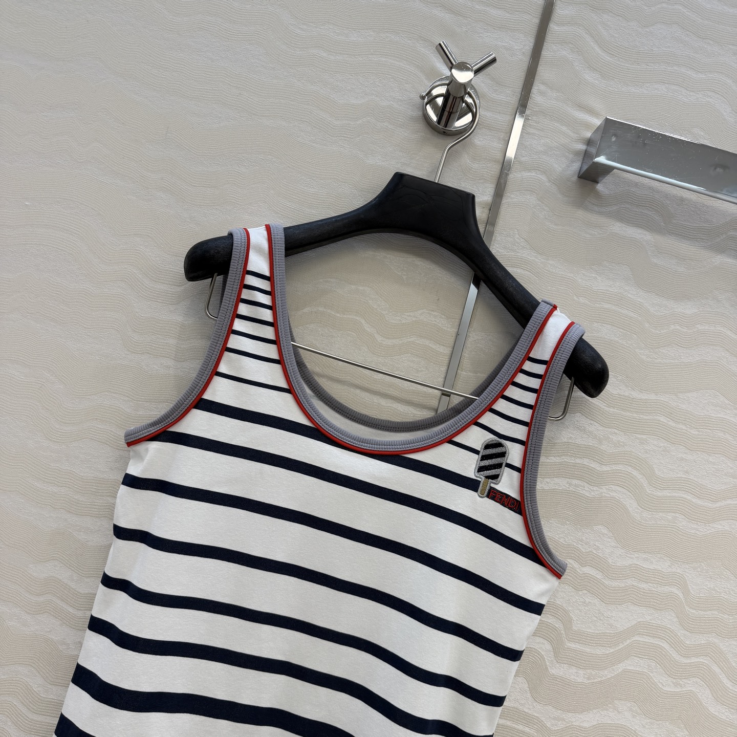 爆单推荐，原单品质❤️FF早春新品，海军风雪糕🍦条纹背心。取材柔软舒适的棉质针织，百搭时髦又高级！经典版