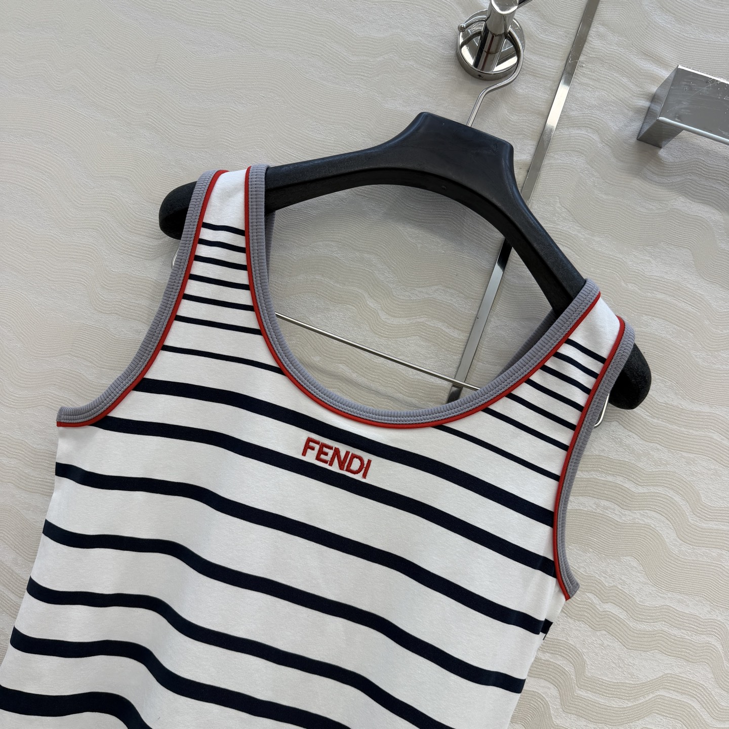 爆单推荐，原单品质❤️FF早春新品，海军风雪糕🍦条纹背心。取材柔软舒适的棉质针织，百搭时髦又高级！经典版