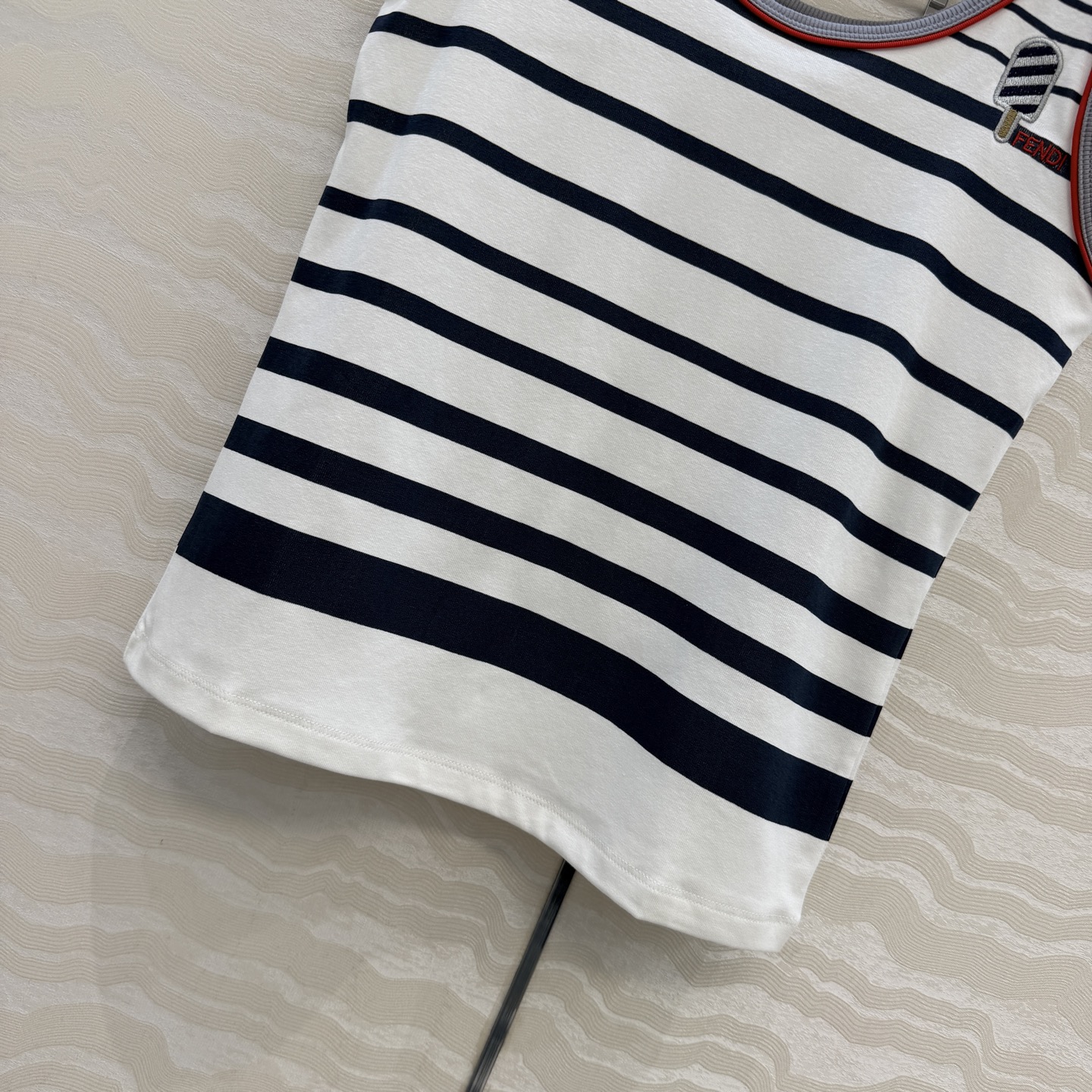 爆单推荐，原单品质❤️FF早春新品，海军风雪糕🍦条纹背心。取材柔软舒适的棉质针织，百搭时髦又高级！经典版