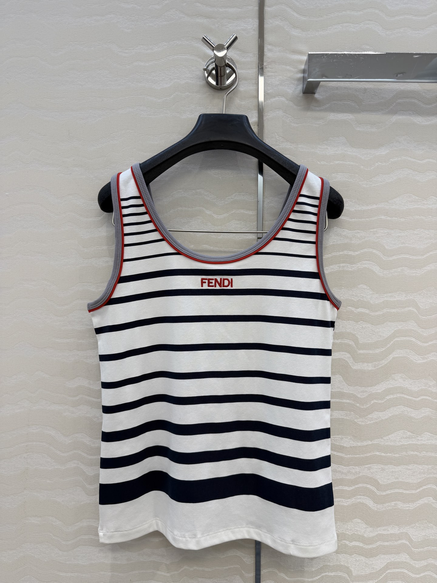 爆单推荐，原单品质❤️FF早春新品，海军风雪糕🍦条纹背心。取材柔软舒适的棉质针织，百搭时髦又高级！经典版