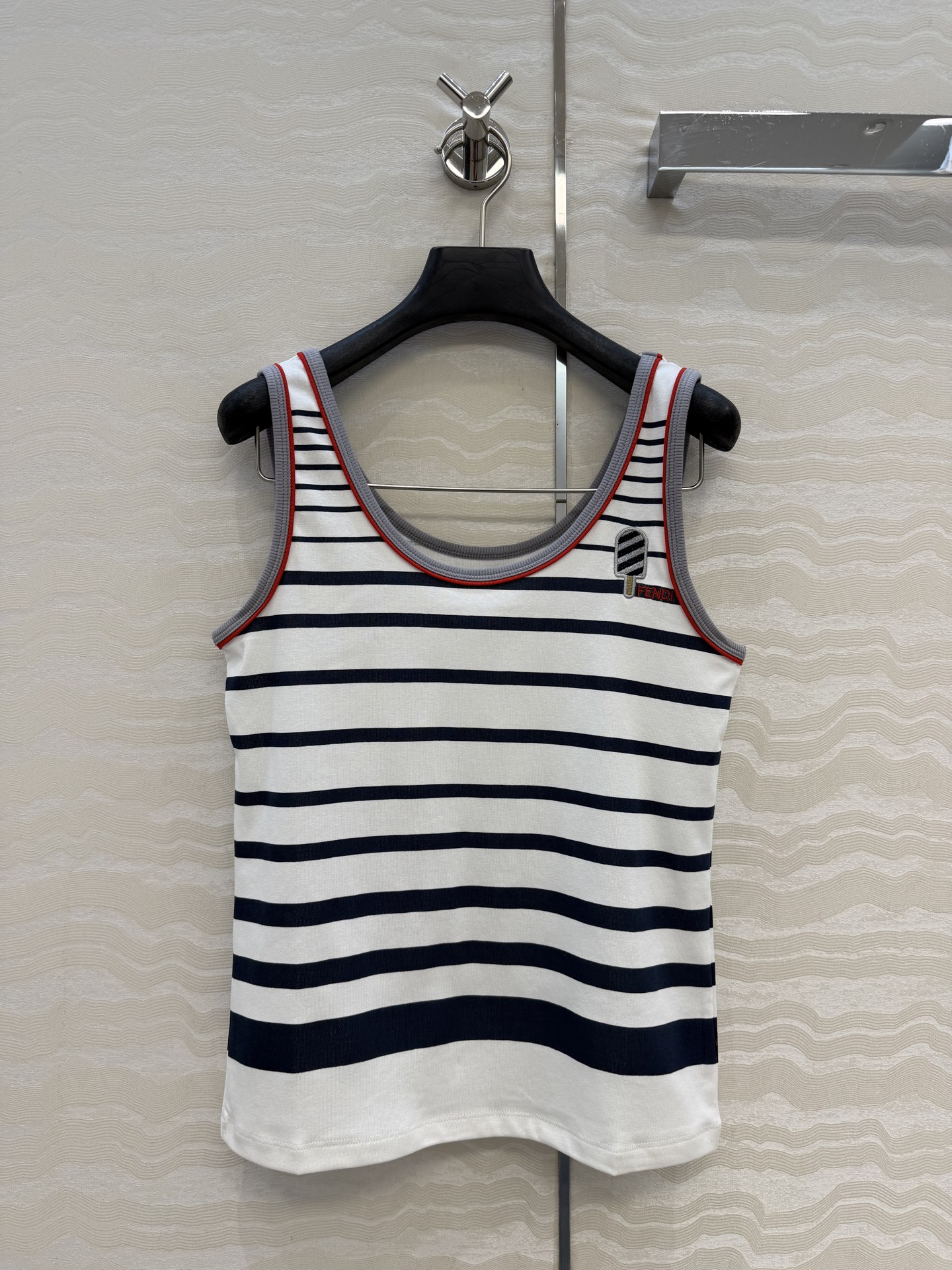 爆单推荐，原单品质❤️FF早春新品，海军风雪糕🍦条纹背心。取材柔软舒适的棉质针织，百搭时髦又高级！经典版