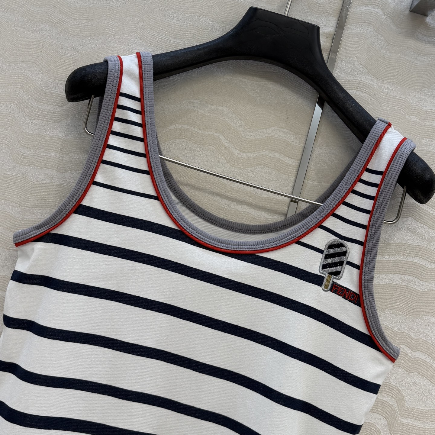 爆单推荐，原单品质❤️FF早春新品，海军风雪糕🍦条纹背心。取材柔软舒适的棉质针织，百搭时髦又高级！经典版