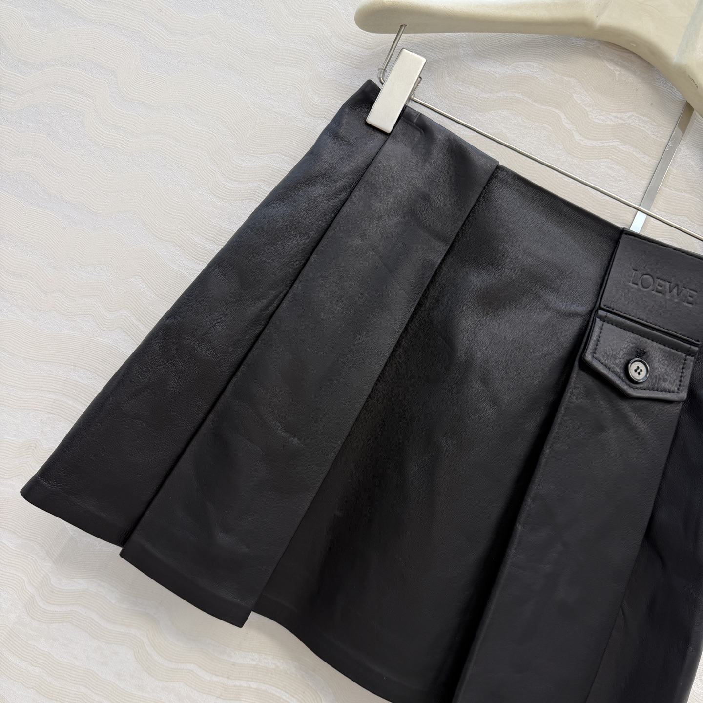 高端原单品质！LW长期主义穿搭，减龄学院风真皮半裙，压褶A字裙摆经典必入单品又A又飒！定制进口100%小