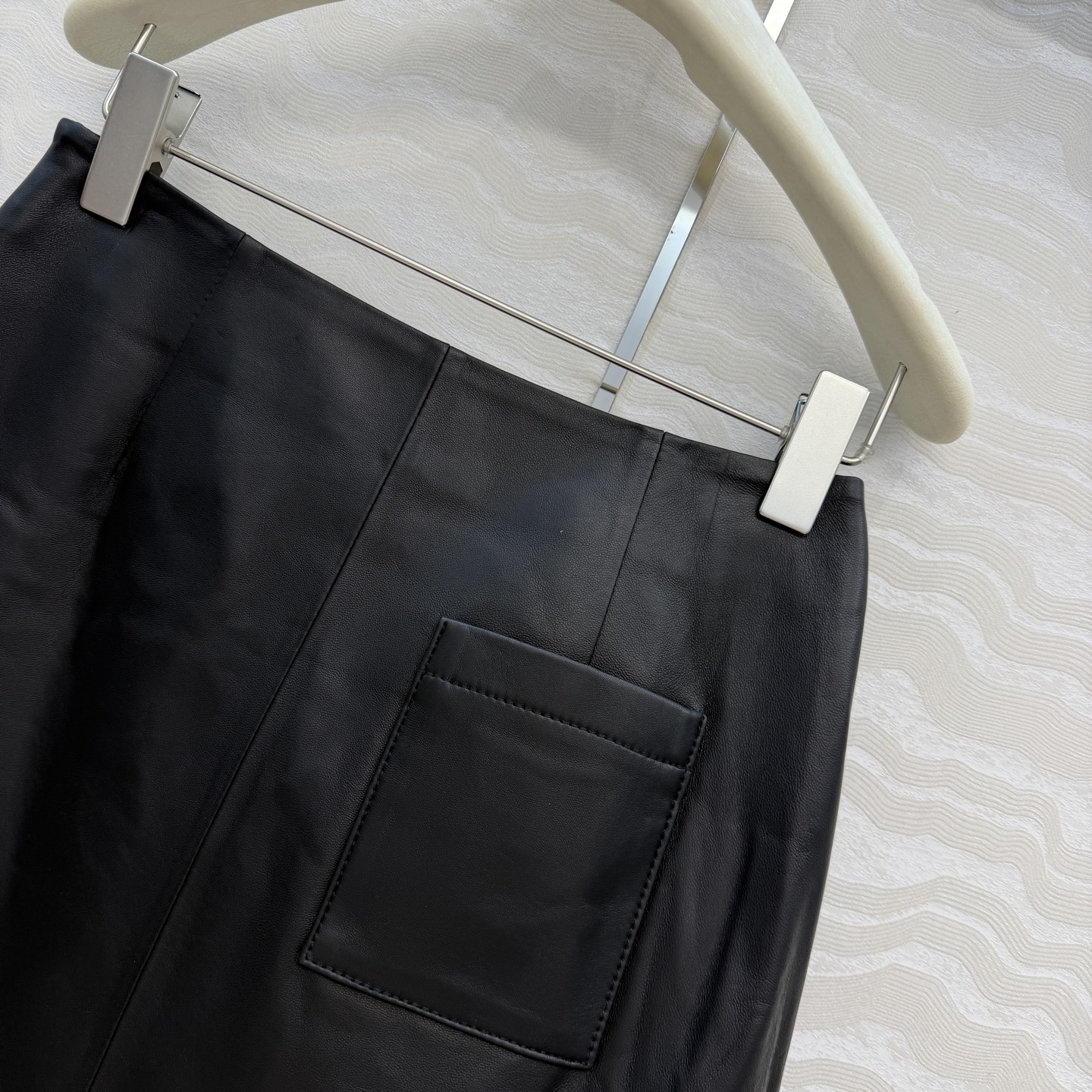 高端原单品质！LW长期主义穿搭，减龄学院风真皮半裙，压褶A字裙摆经典必入单品又A又飒！定制进口100%小