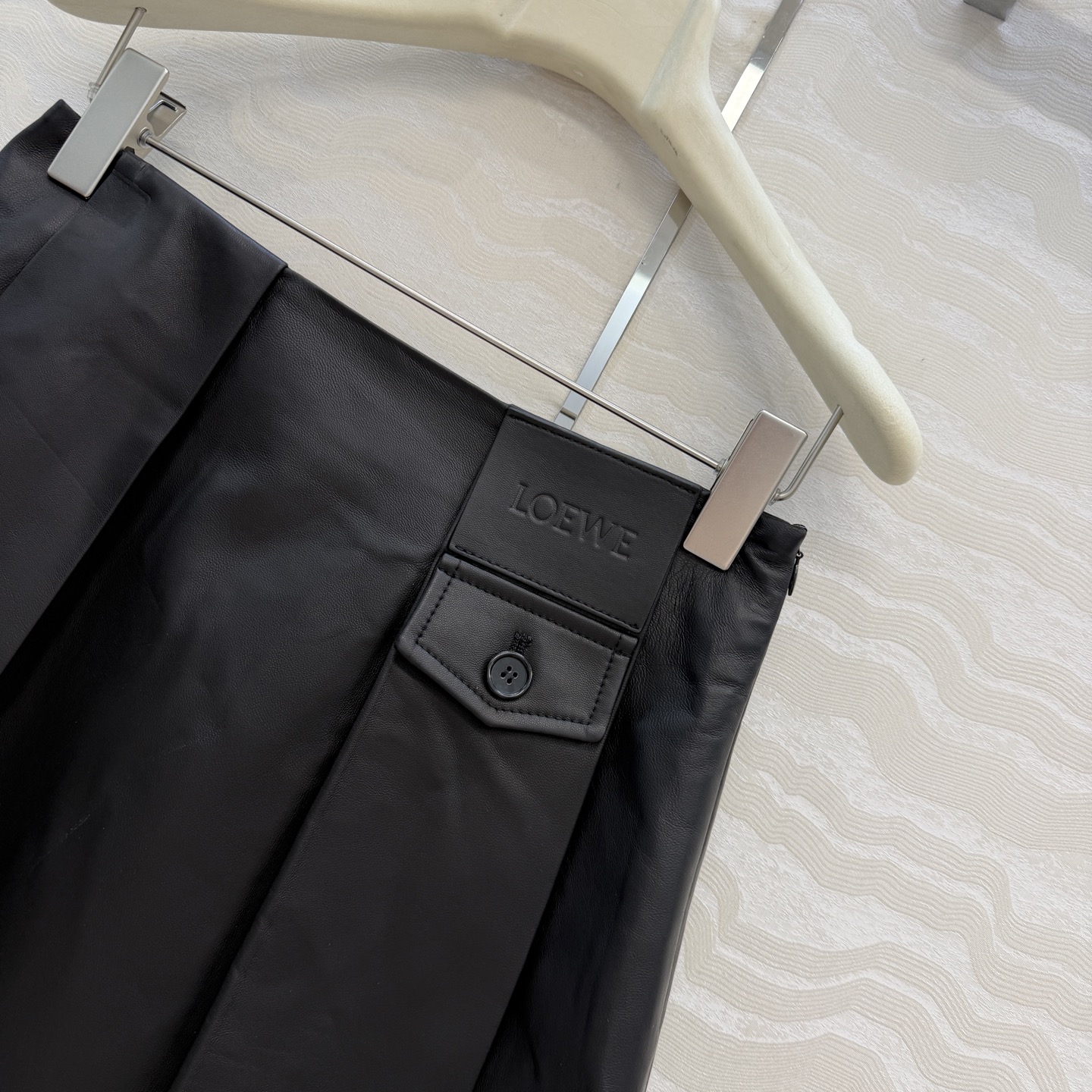 高端原单品质！LW长期主义穿搭，减龄学院风真皮半裙，压褶A字裙摆经典必入单品又A又飒！定制进口100%小