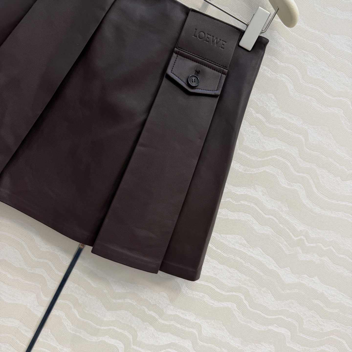 高端原单品质！LW长期主义穿搭，减龄学院风真皮半裙，压褶A字裙摆经典必入单品又A又飒！定制进口100%小