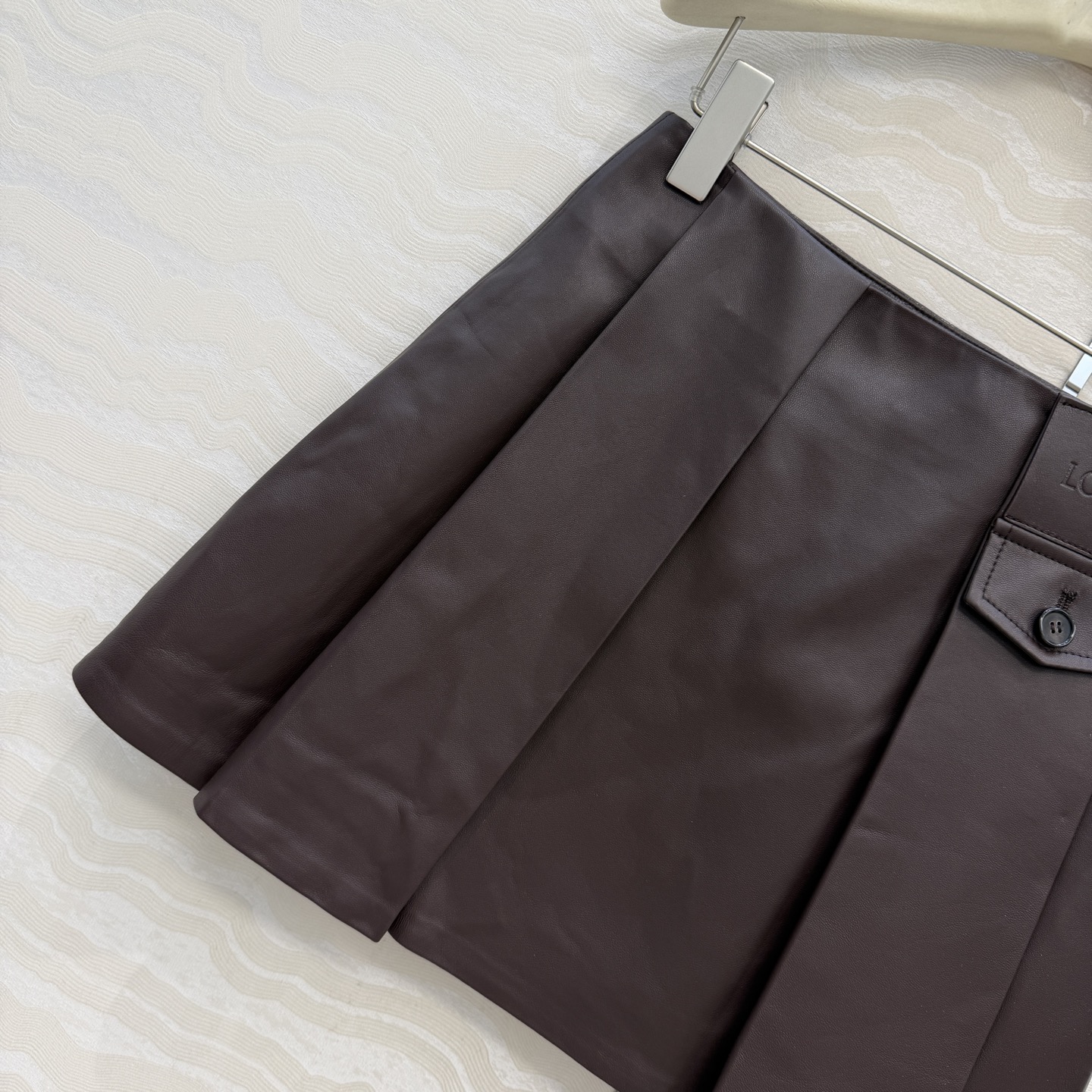 高端原单品质！LW长期主义穿搭，减龄学院风真皮半裙，压褶A字裙摆经典必入单品又A又飒！定制进口100%小