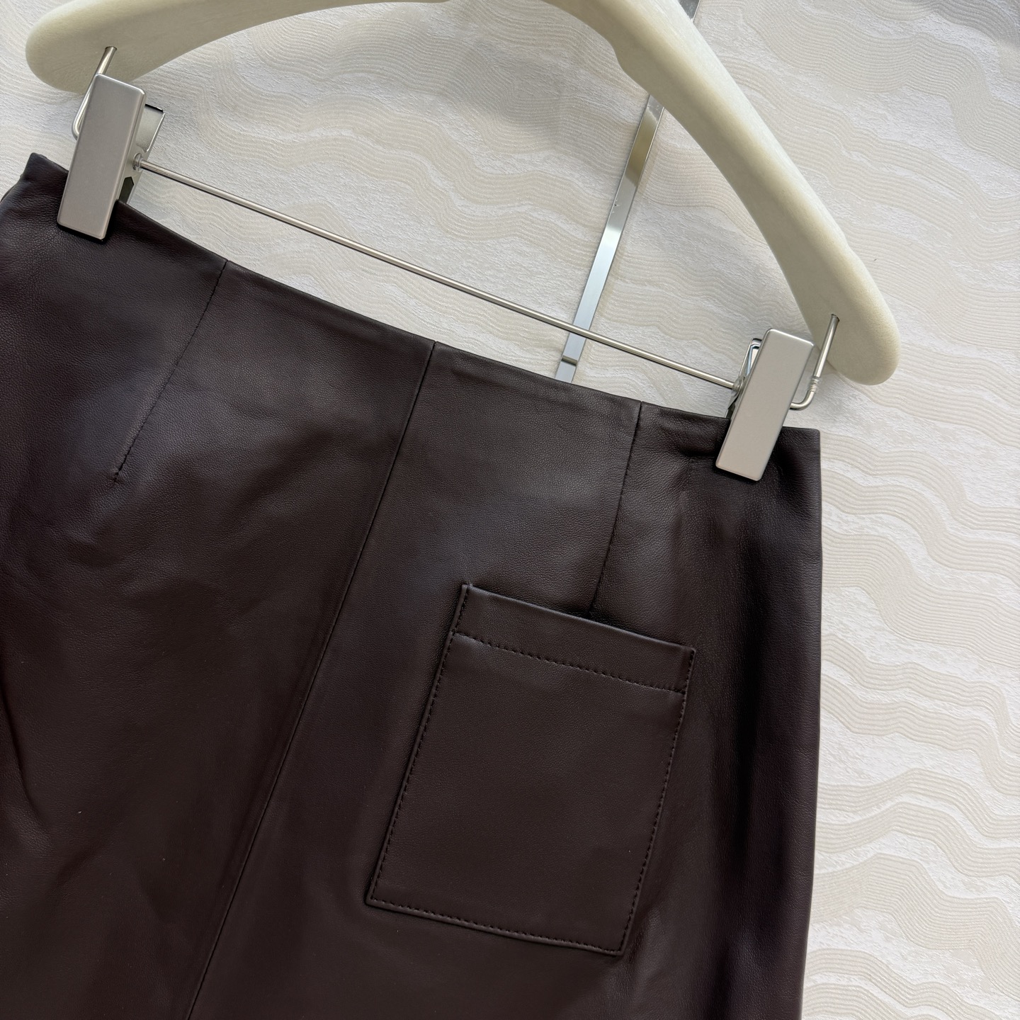 高端原单品质！LW长期主义穿搭，减龄学院风真皮半裙，压褶A字裙摆经典必入单品又A又飒！定制进口100%小