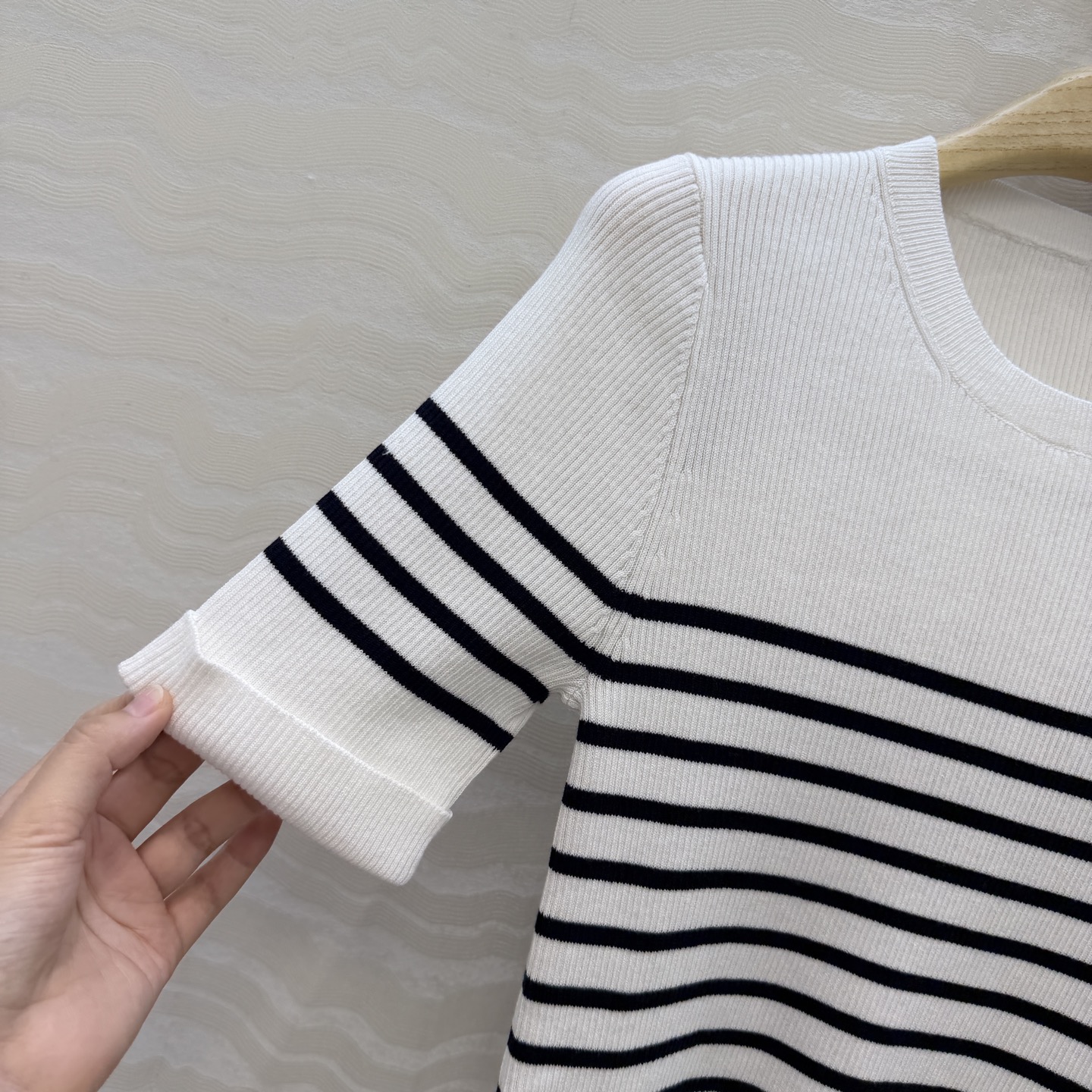 高端原单品质，❤️MissD26春夏新品！海军风圆领修身设计针织衫！黑白条纹撞色超级显白的色调！定制进口