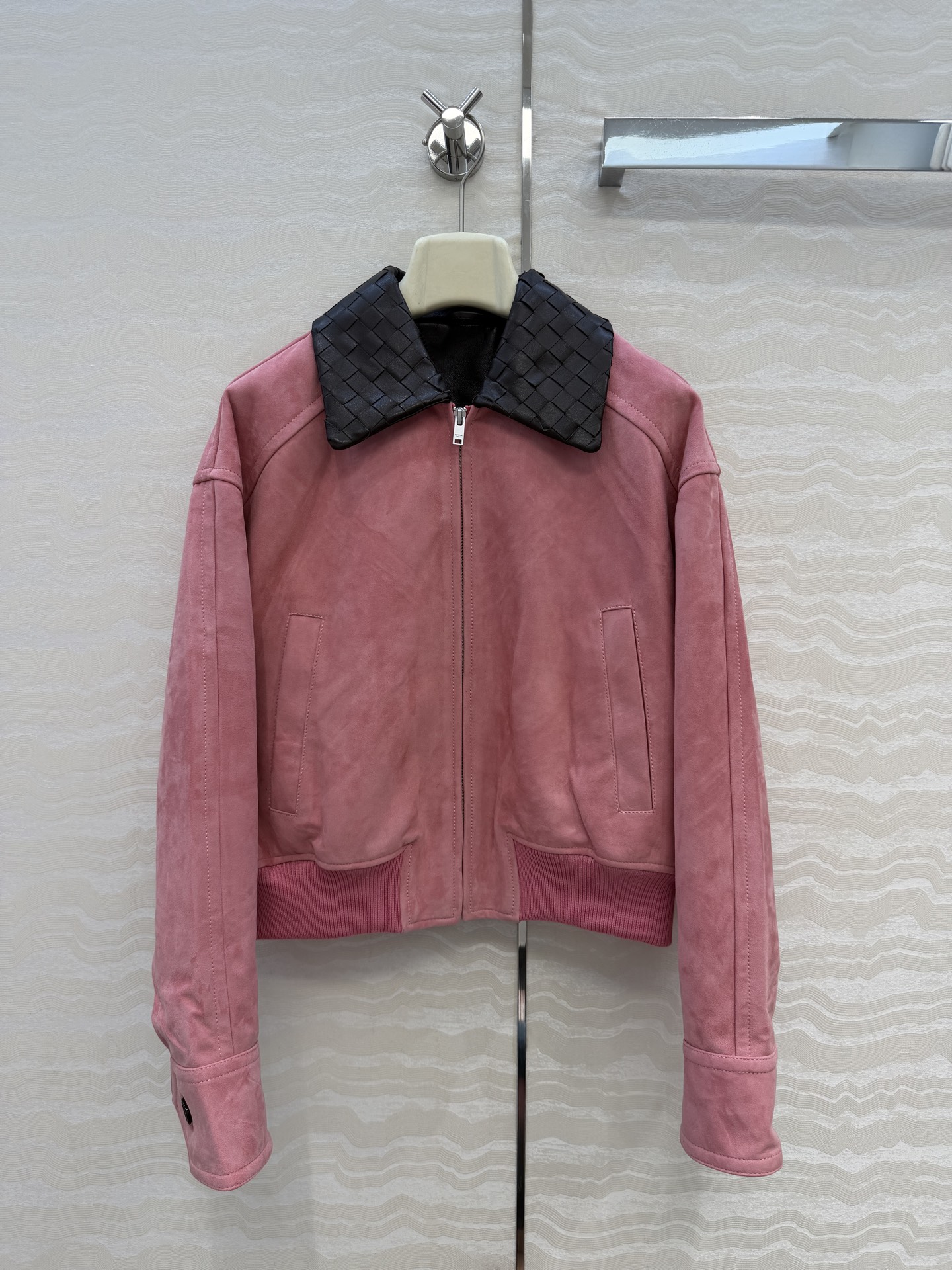 NO:890650,Exclusive first release of high-end original single quality, BV long-termism. Bath style fashionable outfit!  Gulinaza’s new leather jacket of the same style!  Customized contrasting imported lambskin braided collar design has unlimited creativity!  The imported suede lambskin texture is quite spacious and advanced!  Retro modern three-dimensional tailoring is advanced and fashionable!  Dropped shoulders and elasticated waist are versatile and make the upper body look slimmer. Customized plaid lining, perfect workmanship quality depends on the details. 4 colors and 3 sizes. M size bust 120, length 54., Bottega Veneta-clothing,bottega veneta,bottega veneta,jackets & coats,jackets & coats,leather jacket,sheepskin,chamois leather,19860909独家首发高端原单品质,BV长期主义.巴恩风时髦穿搭！古力娜扎同款新品夹克皮衣外套！定制撞色进口小羊皮编织领设计创意无限！进口麂皮绒小羊皮质感挺阔有进！复古摩登立体剪裁版型高级又时髦！落肩松紧收腰百搭不挑人上身巨显瘦.定制格纹内衬,完美做工品质看细节.4色3码.M码胸围120,衣长54.,葆蝶家-服装,bottega veneta,bottega veneta,jackets & coats,jackets & coats,leather jacket,sheepskin,chamois leather,,Women's clothing