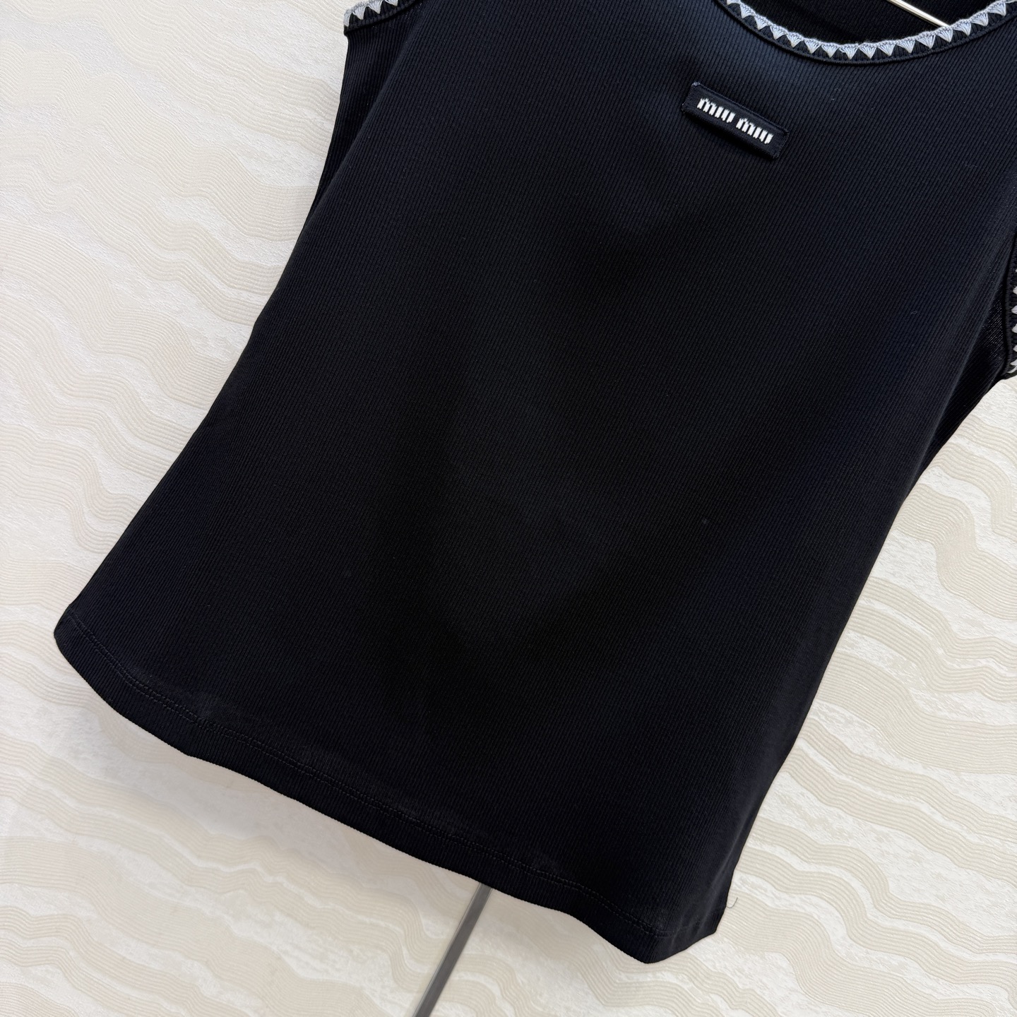 原单品质❤️26早春新品爆单推荐。miu系穿搭，贝壳绣花边经典罗纹小背心。时髦精单品💕气质U领设计背心T