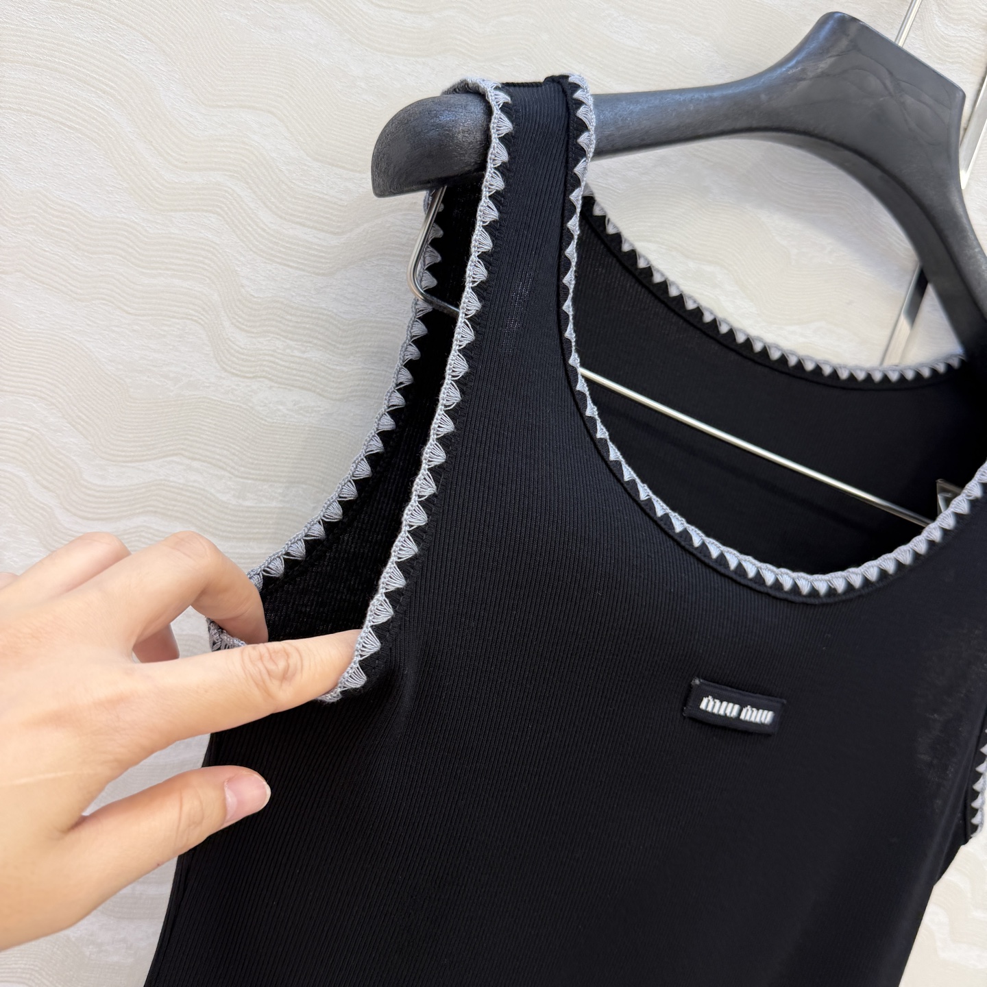 原单品质❤️26早春新品爆单推荐。miu系穿搭，贝壳绣花边经典罗纹小背心。时髦精单品💕气质U领设计背心T