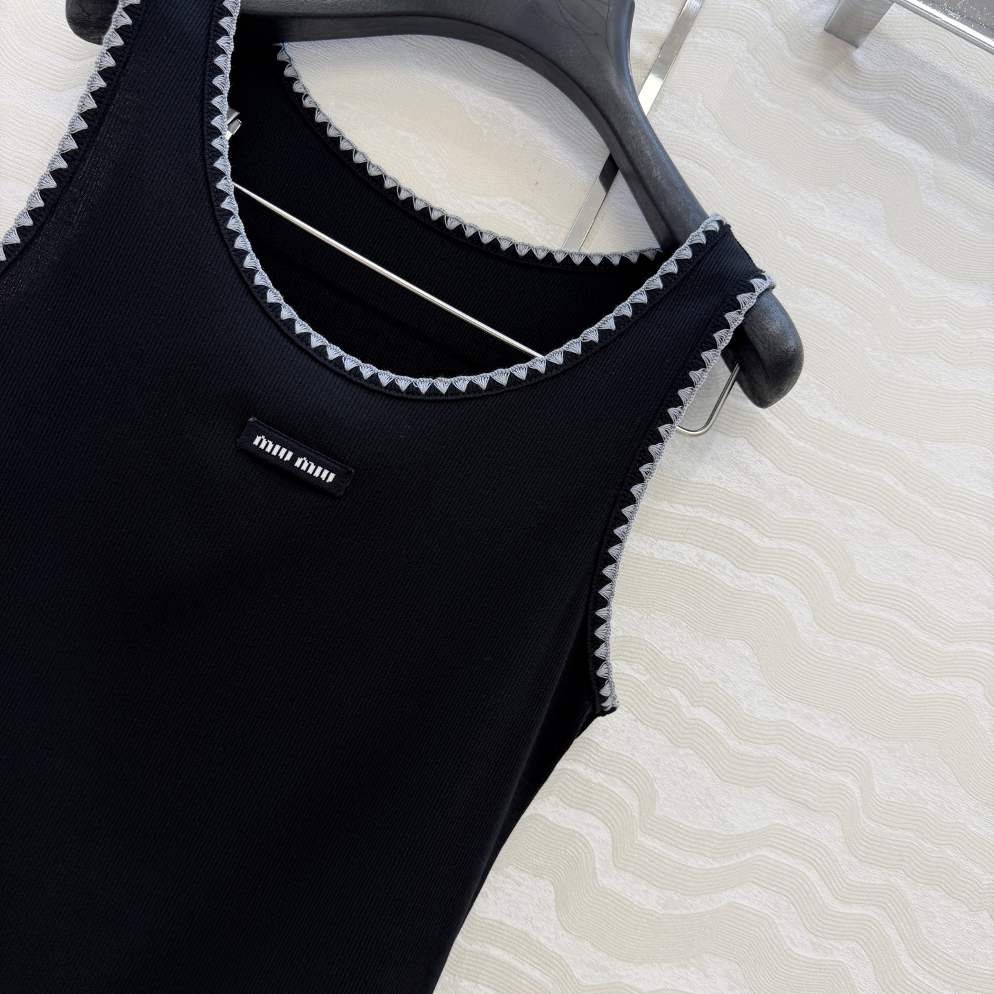 原单品质❤️26早春新品爆单推荐。miu系穿搭，贝壳绣花边经典罗纹小背心。时髦精单品💕气质U领设计背心T