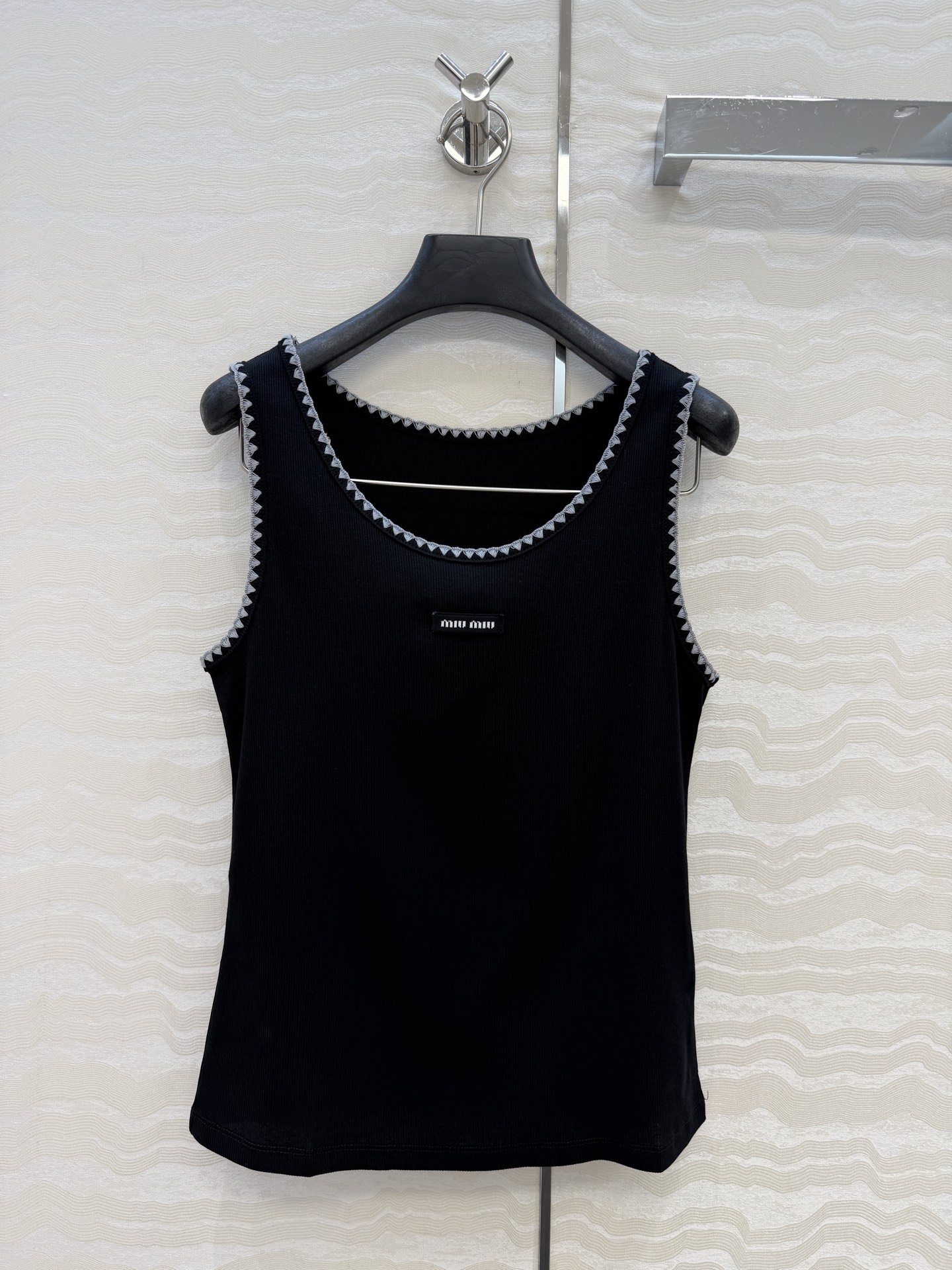 原单品质❤️26早春新品爆单推荐。miu系穿搭，贝壳绣花边经典罗纹小背心。时髦精单品💕气质U领设计背心T