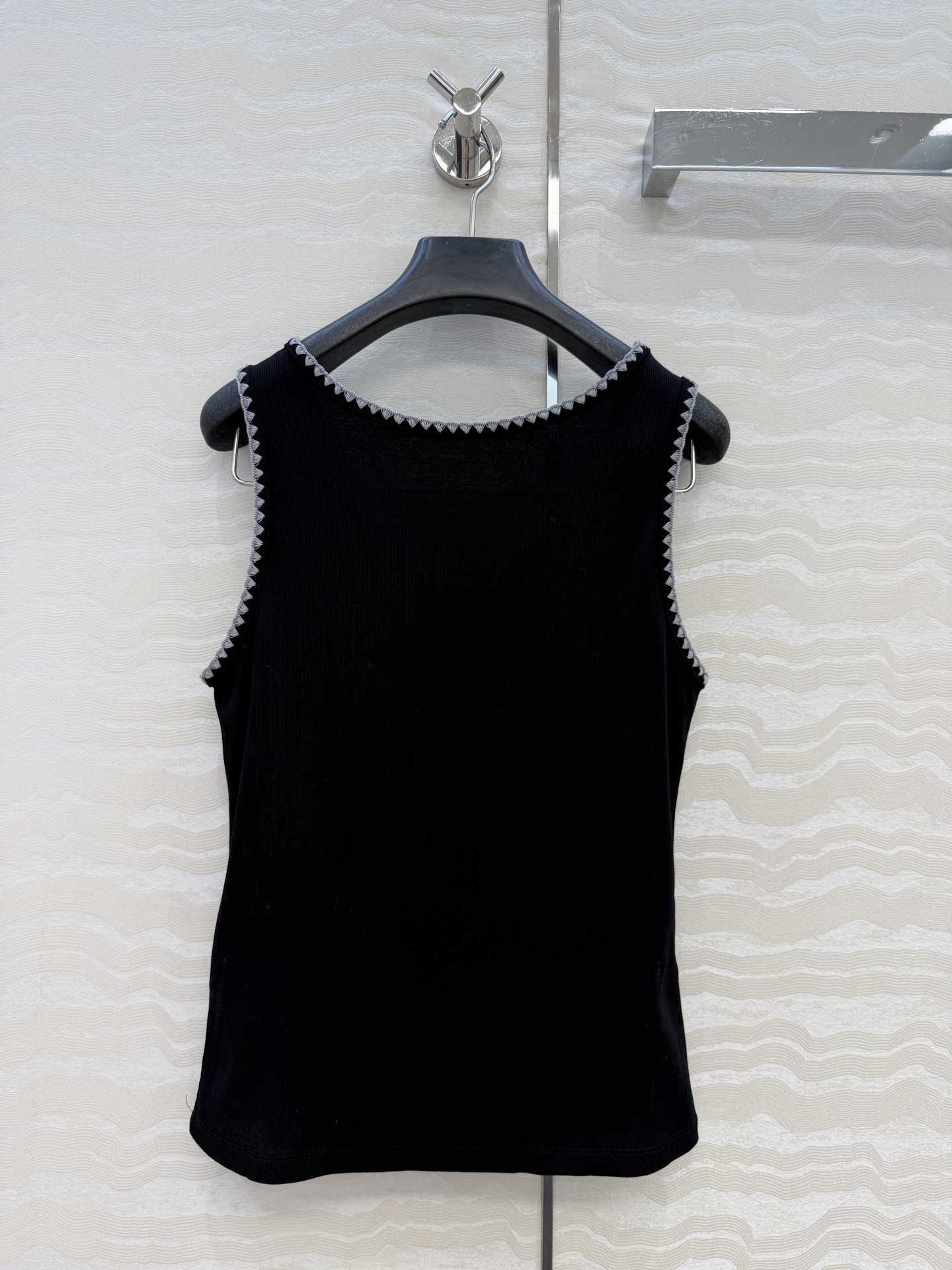 原单品质❤️26早春新品爆单推荐。miu系穿搭，贝壳绣花边经典罗纹小背心。时髦精单品💕气质U领设计背心T