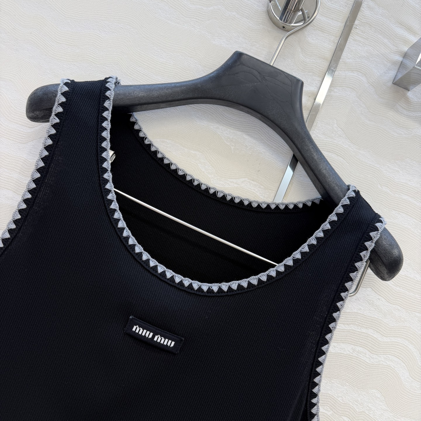 原单品质❤️26早春新品爆单推荐。miu系穿搭，贝壳绣花边经典罗纹小背心。时髦精单品💕气质U领设计背心T