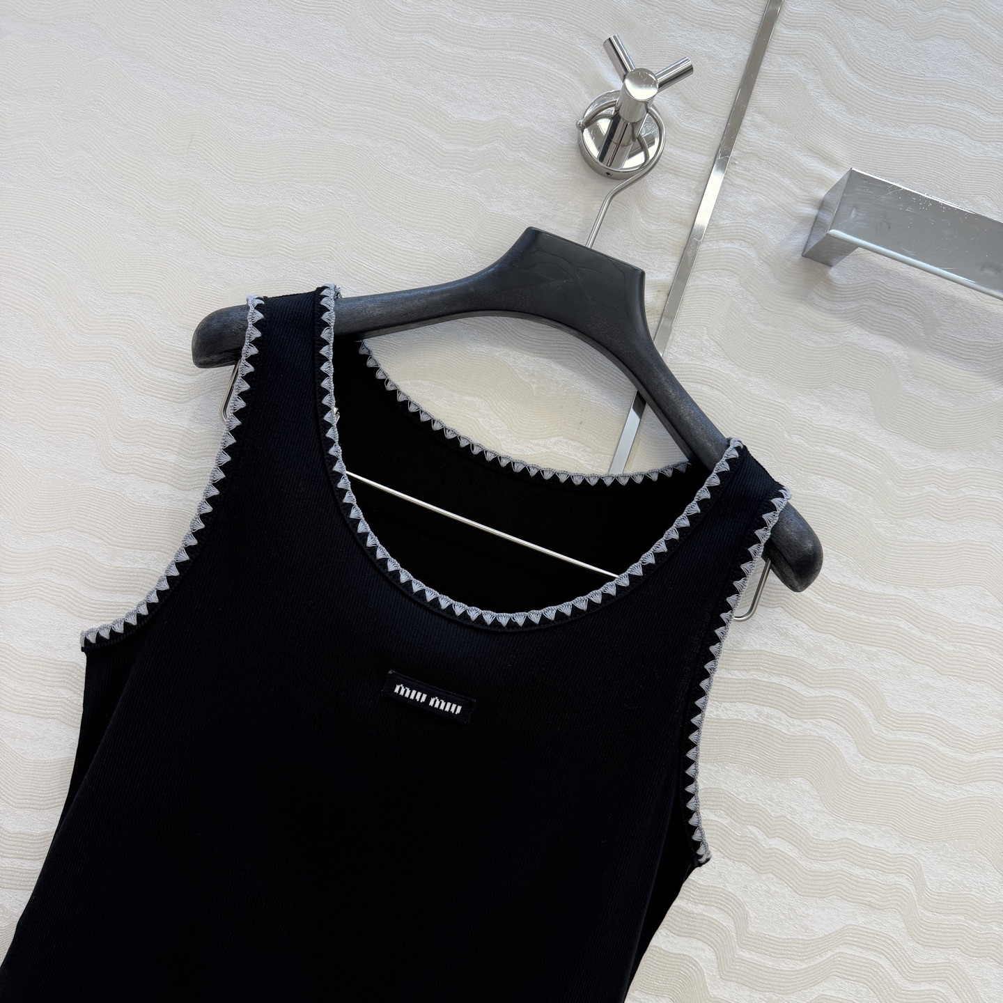 原单品质❤️26早春新品爆单推荐。miu系穿搭，贝壳绣花边经典罗纹小背心。时髦精单品💕气质U领设计背心T