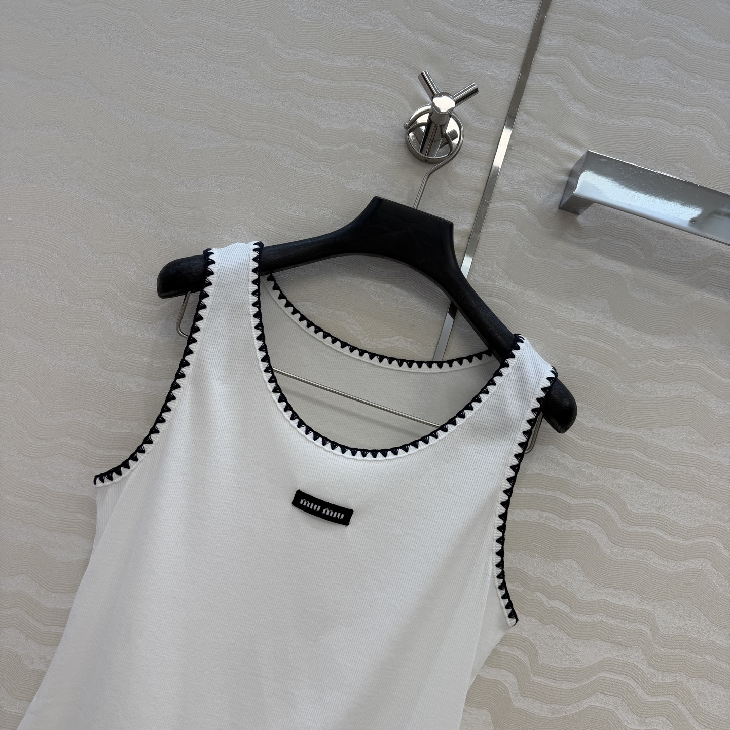 原单品质❤️26早春新品爆单推荐。miu系穿搭，贝壳绣花边经典罗纹小背心。时髦精单品💕气质U领设计背心T