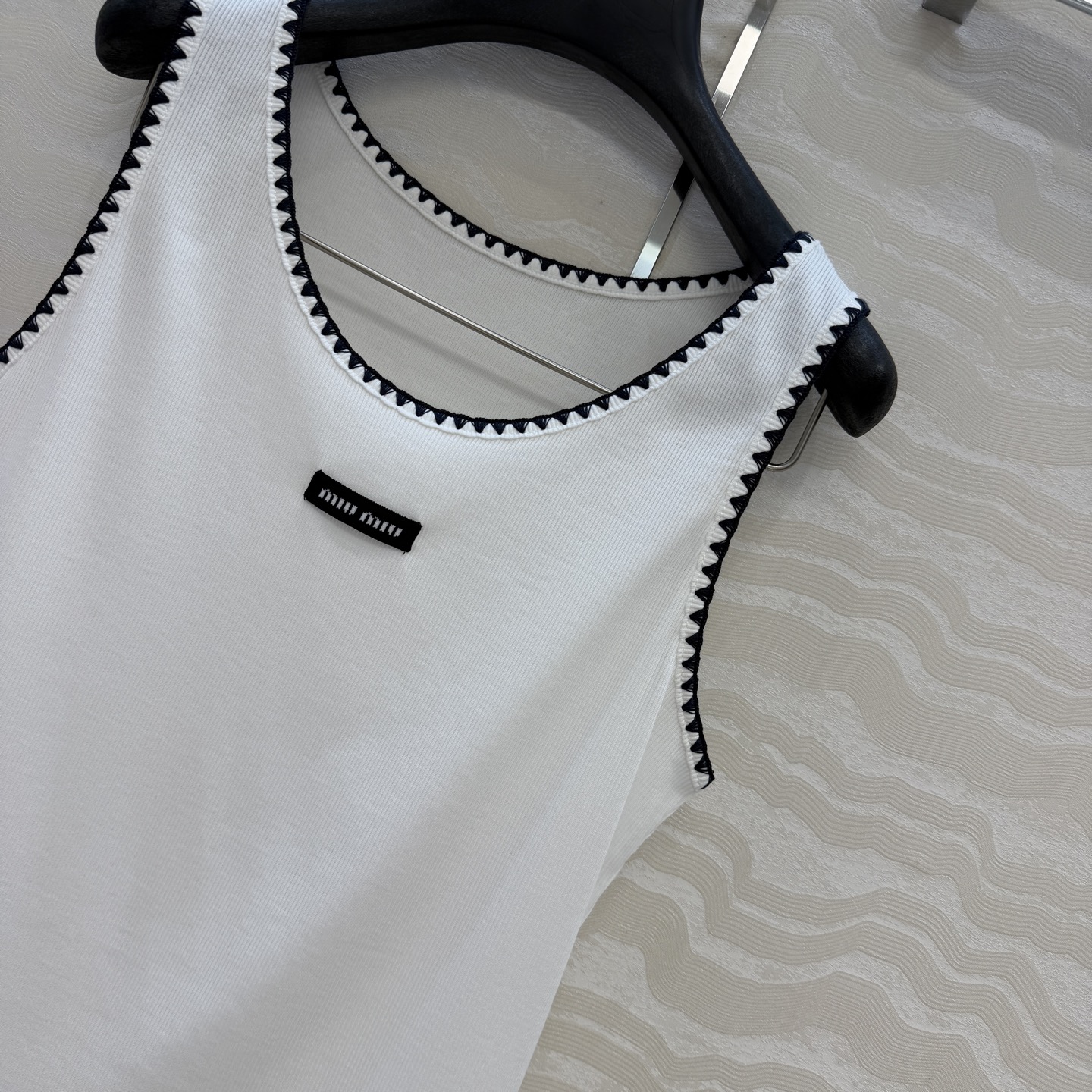 原单品质❤️26早春新品爆单推荐。miu系穿搭，贝壳绣花边经典罗纹小背心。时髦精单品💕气质U领设计背心T