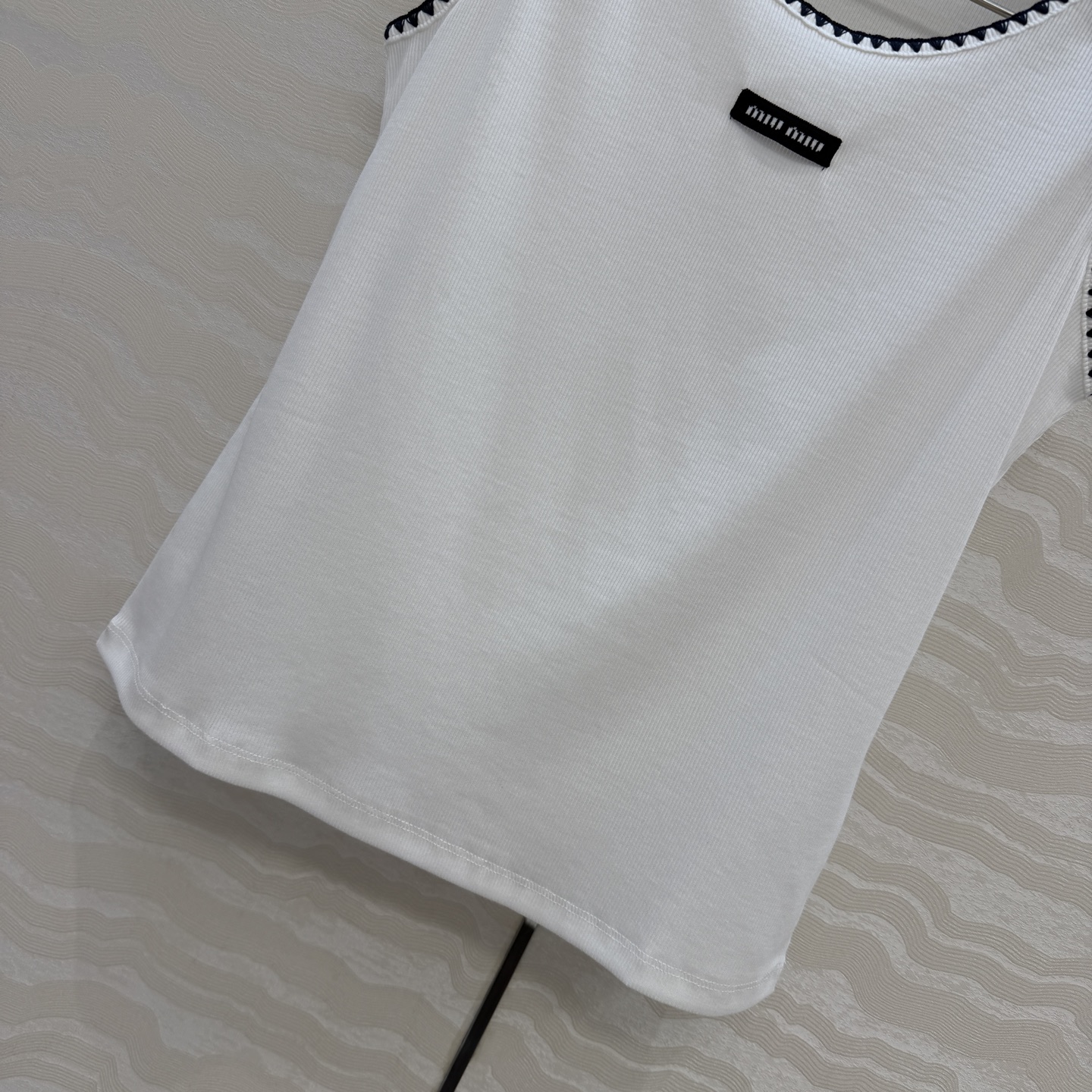 原单品质❤️26早春新品爆单推荐。miu系穿搭，贝壳绣花边经典罗纹小背心。时髦精单品💕气质U领设计背心T