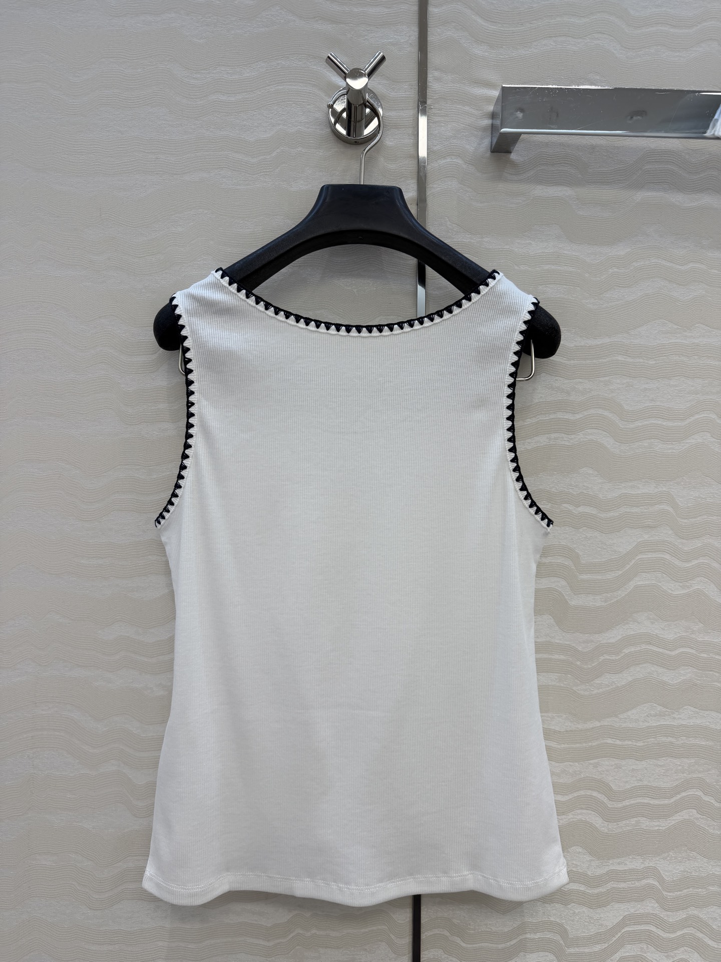 原单品质❤️26早春新品爆单推荐。miu系穿搭，贝壳绣花边经典罗纹小背心。时髦精单品💕气质U领设计背心T