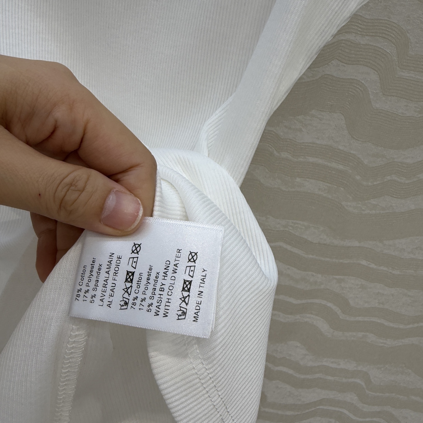 原单品质❤️26早春新品爆单推荐。miu系穿搭，贝壳绣花边经典罗纹小背心。时髦精单品💕气质U领设计背心T