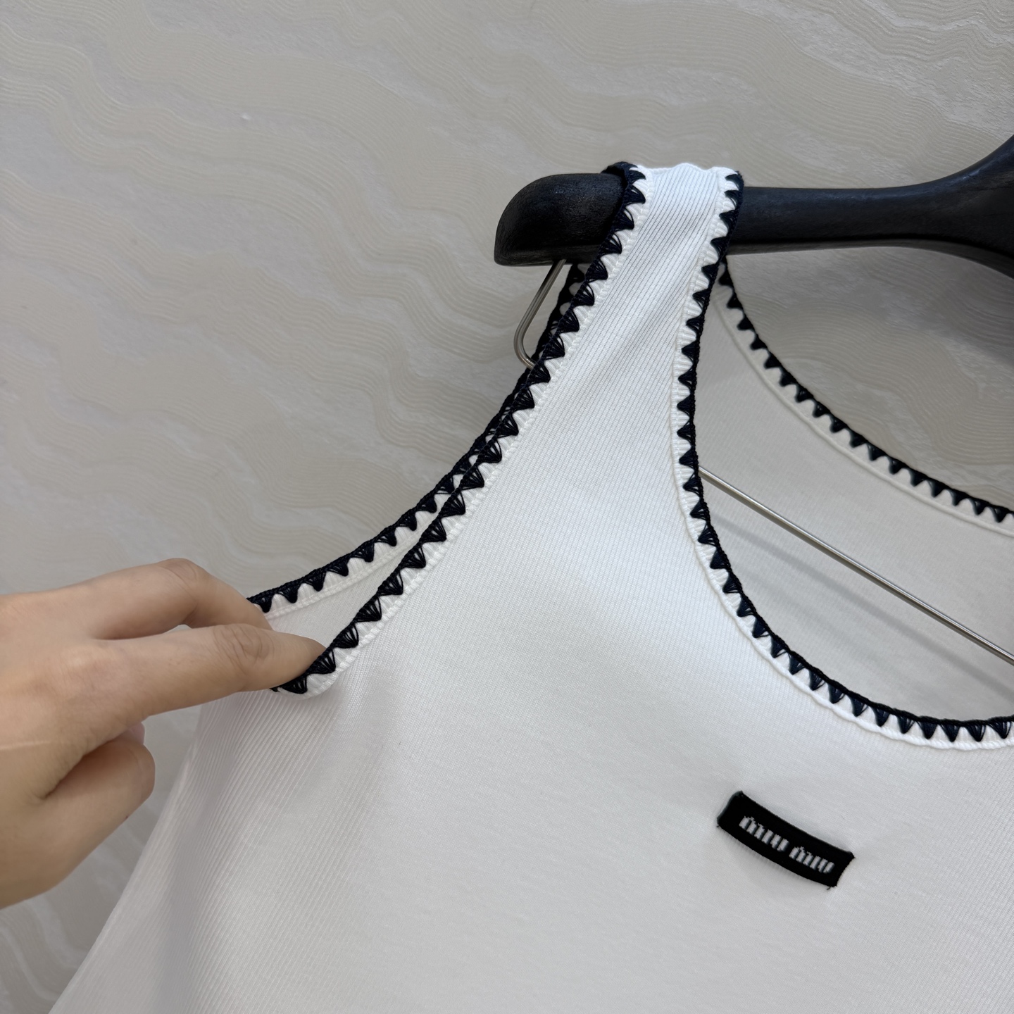 原单品质❤️26早春新品爆单推荐。miu系穿搭，贝壳绣花边经典罗纹小背心。时髦精单品💕气质U领设计背心T