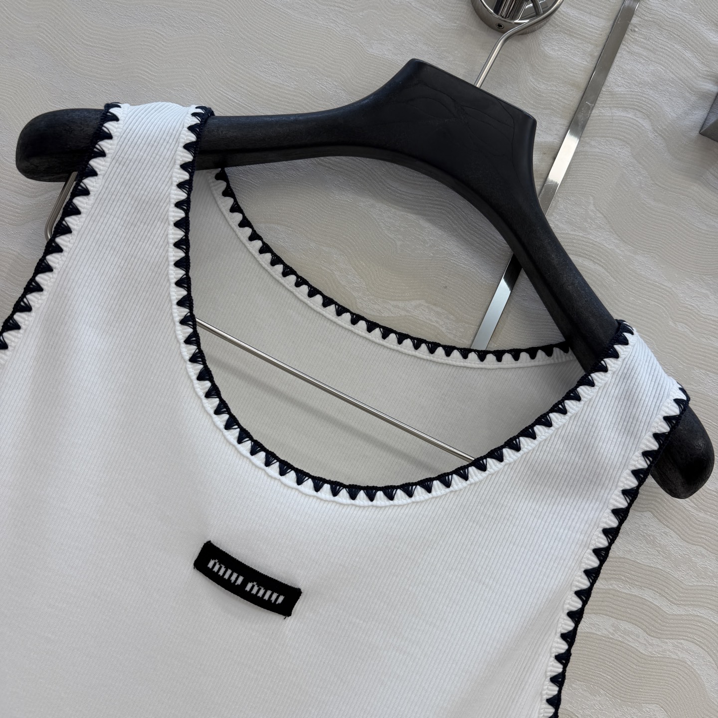 原单品质❤️26早春新品爆单推荐。miu系穿搭，贝壳绣花边经典罗纹小背心。时髦精单品💕气质U领设计背心T