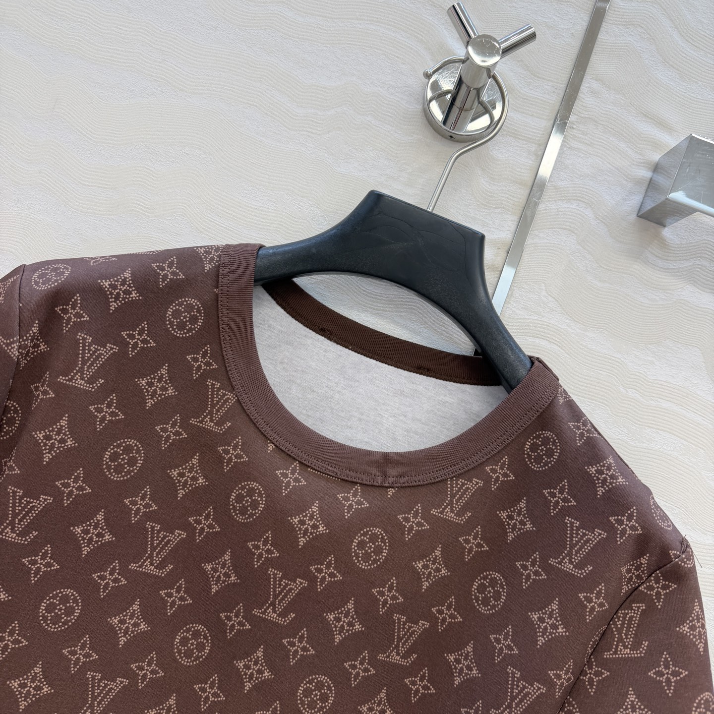 爆单推荐，原单品质💕26春夏新品经典MONOGRAM印花短袖T恤。小短款设计时髦又高级，版型上身减龄绝绝