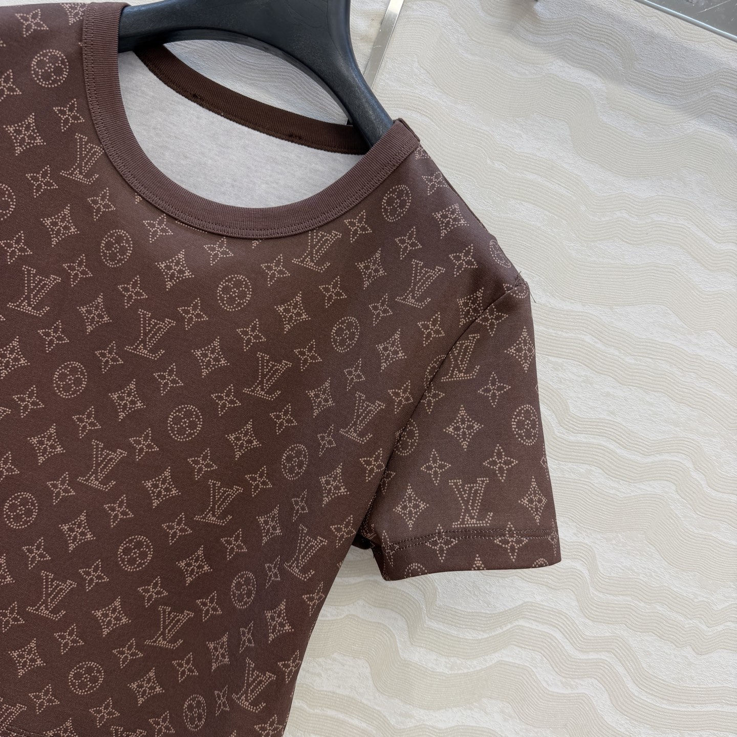 爆单推荐，原单品质💕26春夏新品经典MONOGRAM印花短袖T恤。小短款设计时髦又高级，版型上身减龄绝绝