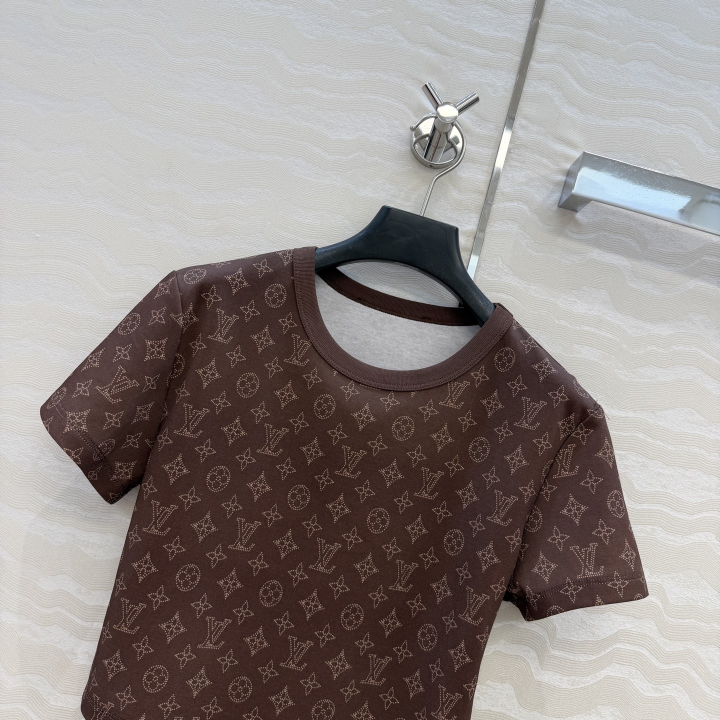 爆单推荐，原单品质💕26春夏新品经典MONOGRAM印花短袖T恤。小短款设计时髦又高级，版型上身减龄绝绝