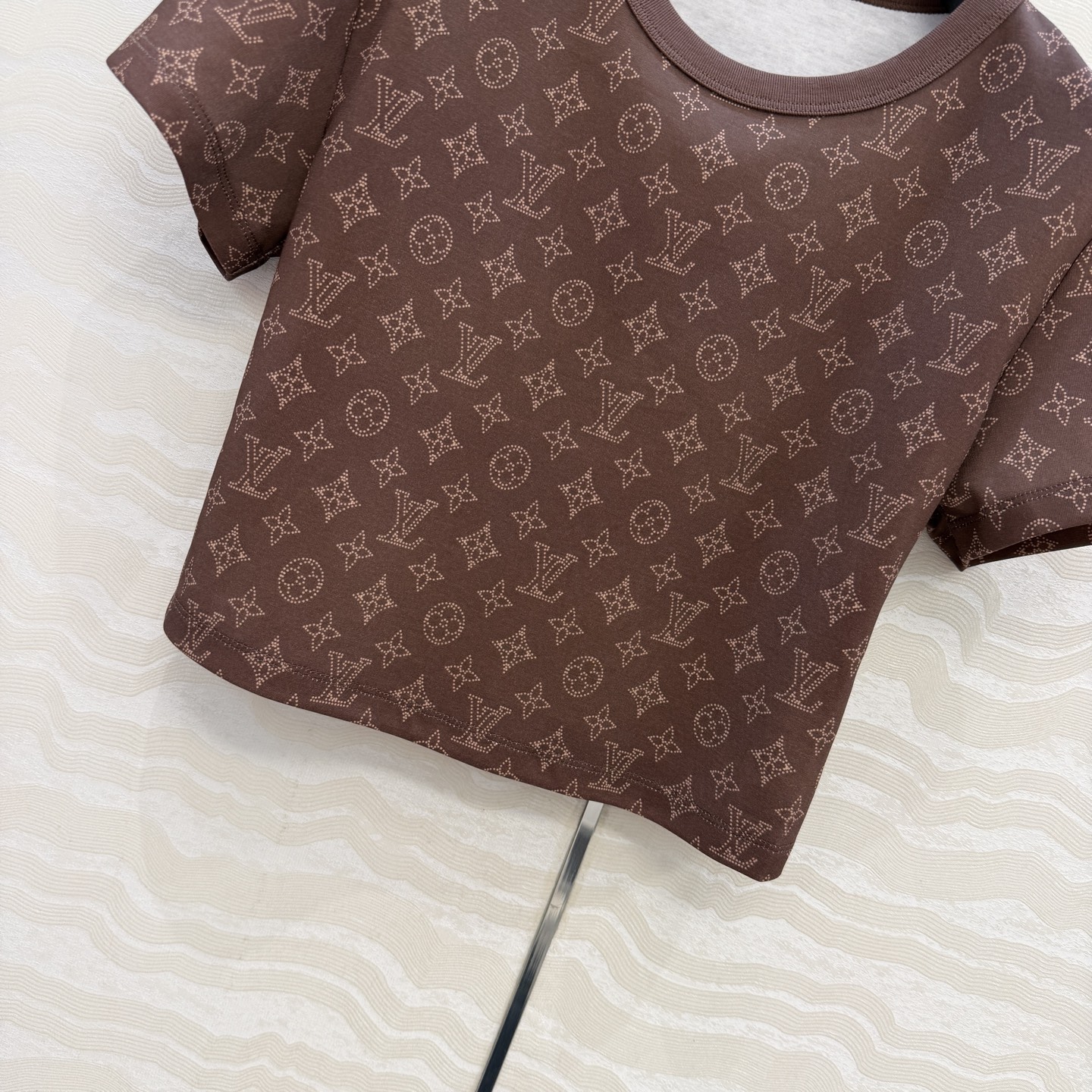 爆单推荐，原单品质💕26春夏新品经典MONOGRAM印花短袖T恤。小短款设计时髦又高级，版型上身减龄绝绝