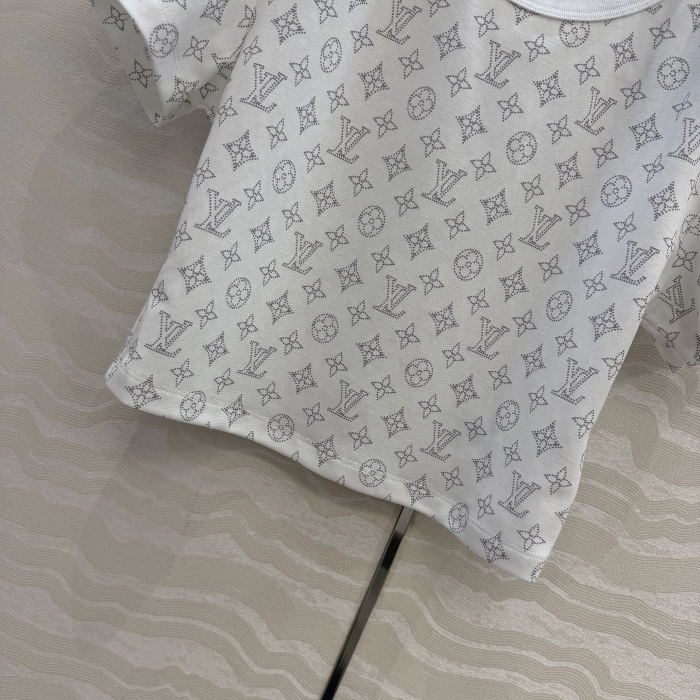 爆单推荐，原单品质💕26春夏新品经典MONOGRAM印花短袖T恤。小短款设计时髦又高级，版型上身减龄绝绝