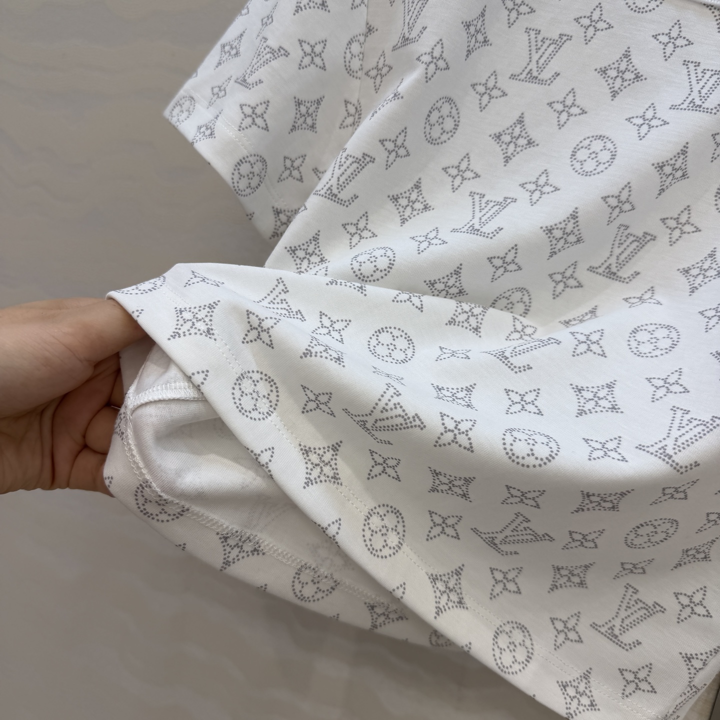 爆单推荐，原单品质💕26春夏新品经典MONOGRAM印花短袖T恤。小短款设计时髦又高级，版型上身减龄绝绝