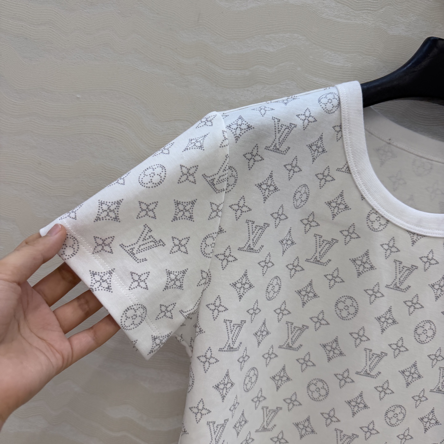 爆单推荐，原单品质💕26春夏新品经典MONOGRAM印花短袖T恤。小短款设计时髦又高级，版型上身减龄绝绝