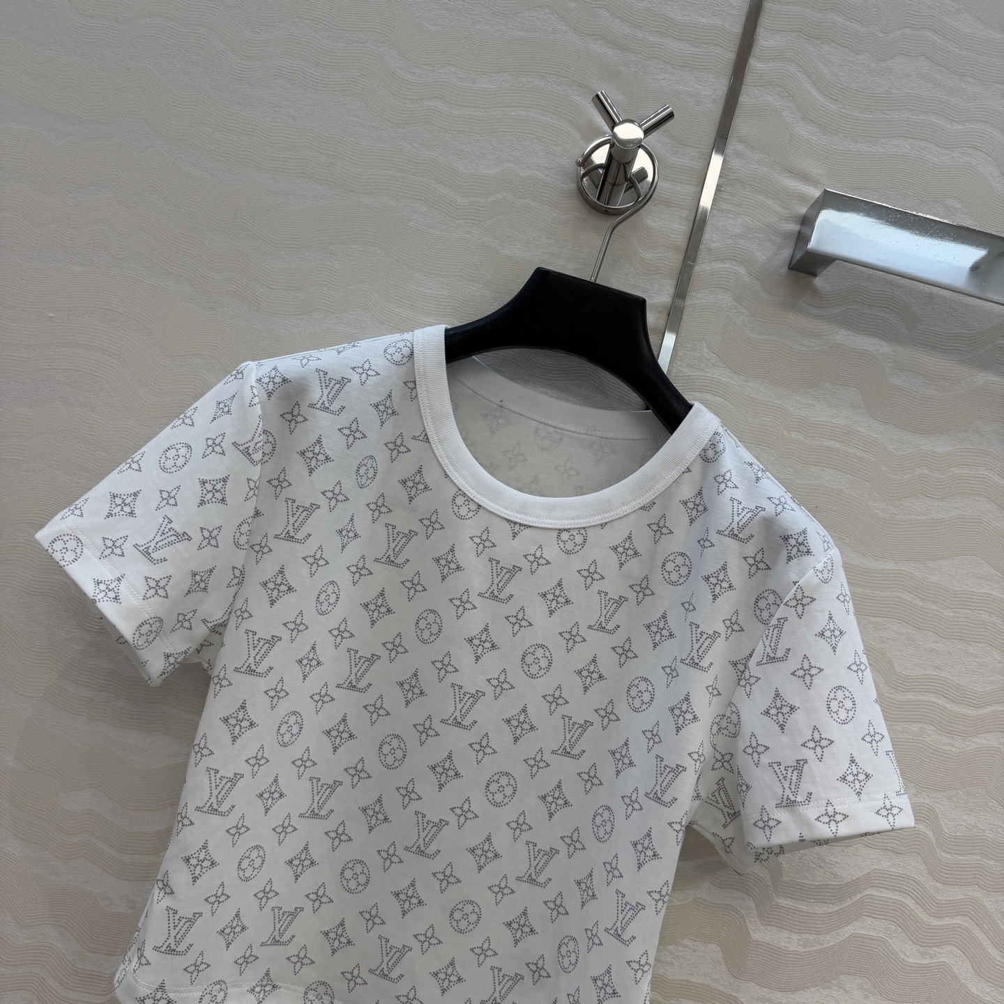 爆单推荐，原单品质💕26春夏新品经典MONOGRAM印花短袖T恤。小短款设计时髦又高级，版型上身减龄绝绝