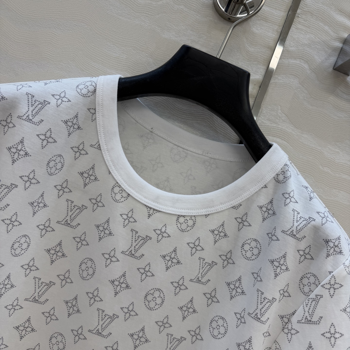 爆单推荐，原单品质💕26春夏新品经典MONOGRAM印花短袖T恤。小短款设计时髦又高级，版型上身减龄绝绝