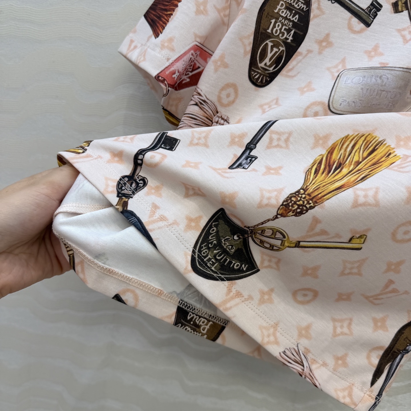 爆单推荐，原单品质💕26春夏新品经典MONOGRAM印花短袖T恤。小短款设计时髦又高级，版型上身减龄绝绝