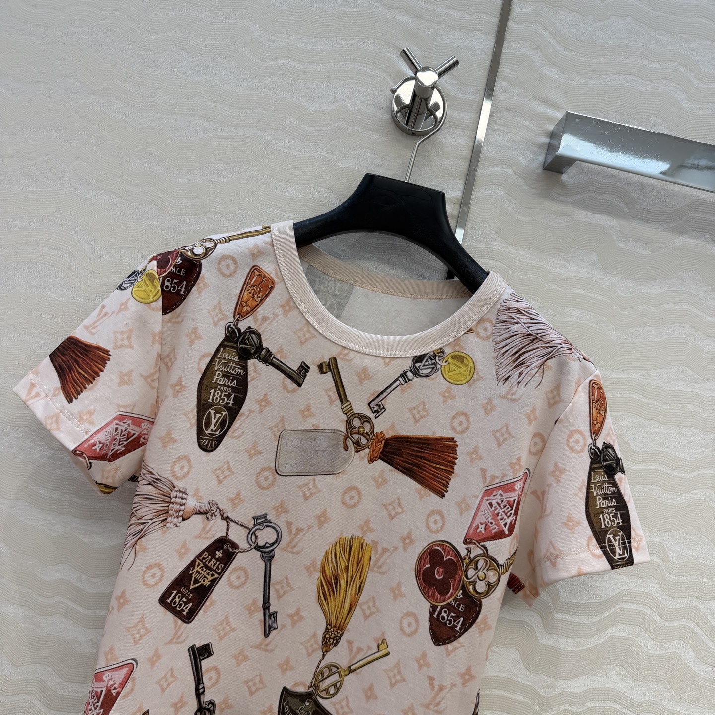 爆单推荐，原单品质💕26春夏新品经典MONOGRAM印花短袖T恤。小短款设计时髦又高级，版型上身减龄绝绝