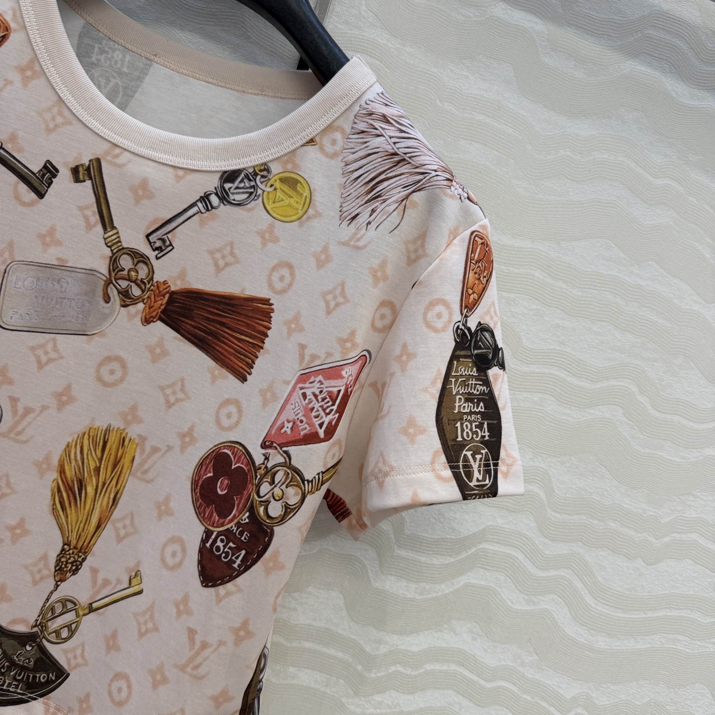 爆单推荐，原单品质💕26春夏新品经典MONOGRAM印花短袖T恤。小短款设计时髦又高级，版型上身减龄绝绝