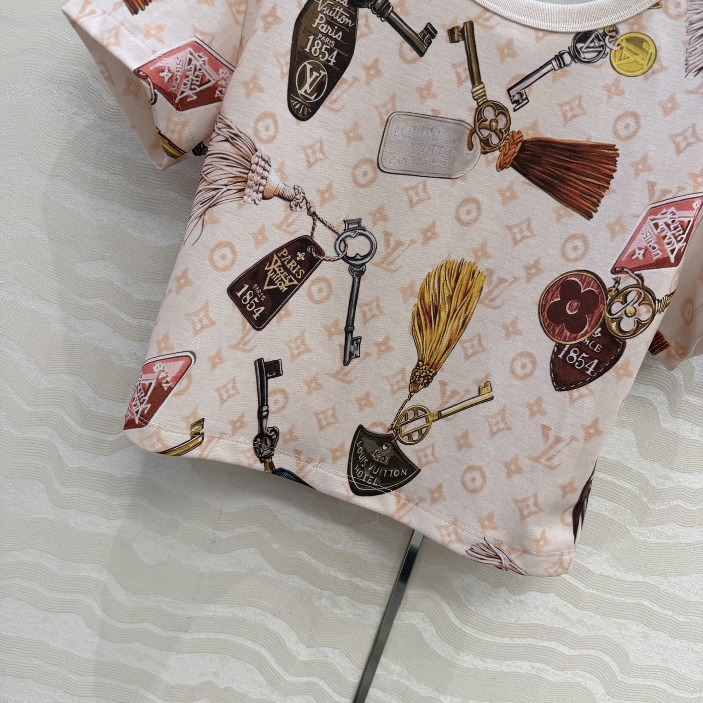 爆单推荐，原单品质💕26春夏新品经典MONOGRAM印花短袖T恤。小短款设计时髦又高级，版型上身减龄绝绝