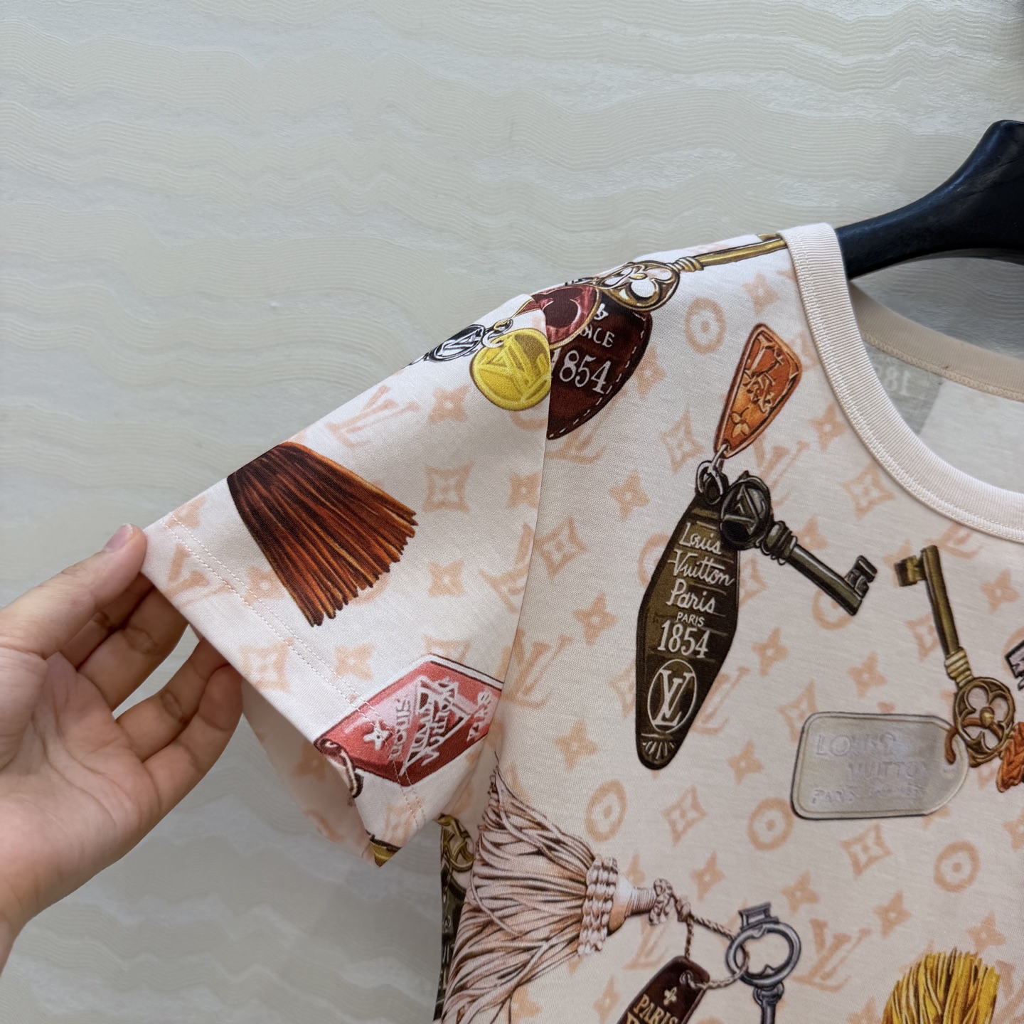 爆单推荐，原单品质💕26春夏新品经典MONOGRAM印花短袖T恤。小短款设计时髦又高级，版型上身减龄绝绝