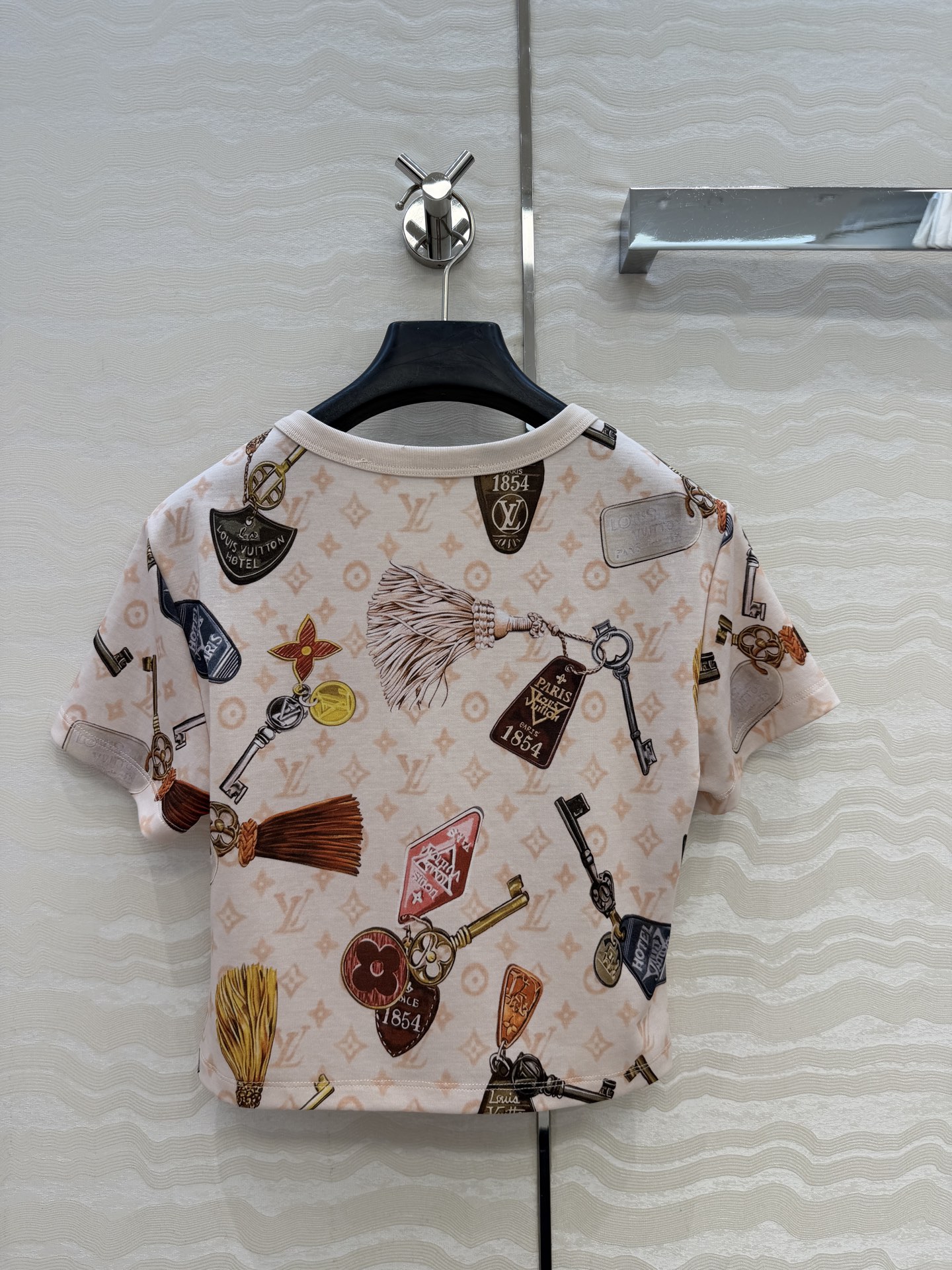 爆单推荐，原单品质💕26春夏新品经典MONOGRAM印花短袖T恤。小短款设计时髦又高级，版型上身减龄绝绝