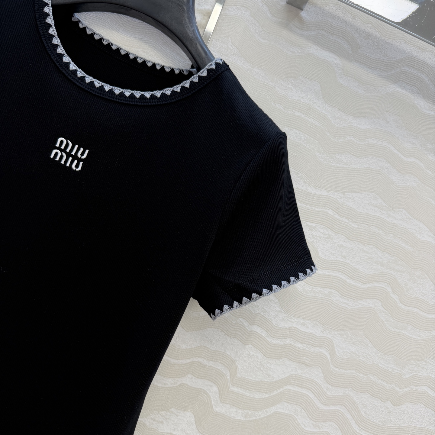 原单品质❤️26早春新品爆单推荐。miu系穿搭，贝壳绣花边经典罗纹短袖T。时髦精单品💕气质圆领设计修身版