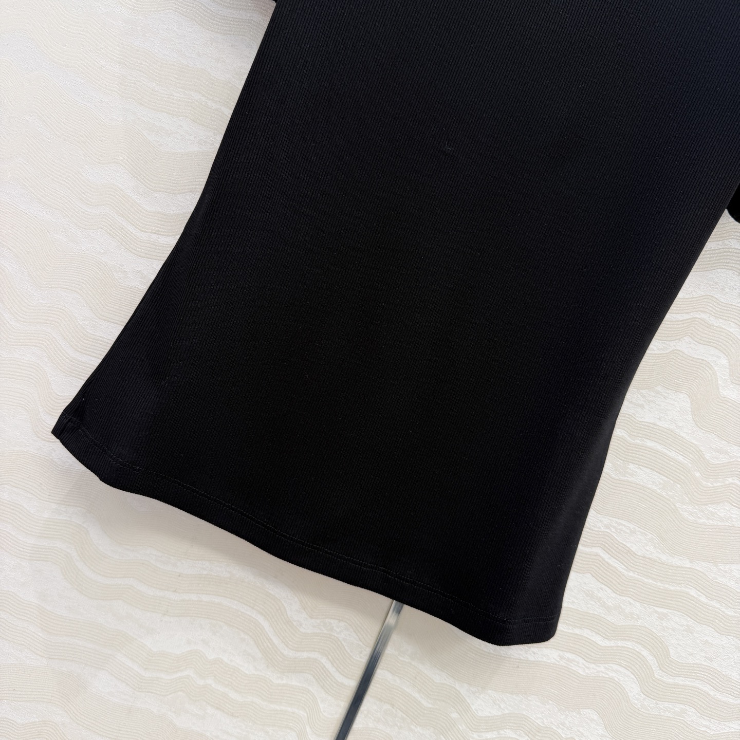 原单品质❤️26早春新品爆单推荐。miu系穿搭，贝壳绣花边经典罗纹短袖T。时髦精单品💕气质圆领设计修身版