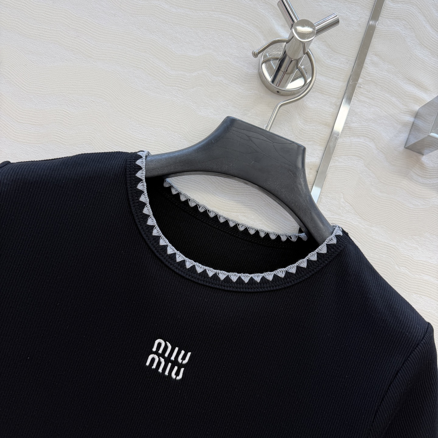 原单品质❤️26早春新品爆单推荐。miu系穿搭，贝壳绣花边经典罗纹短袖T。时髦精单品💕气质圆领设计修身版