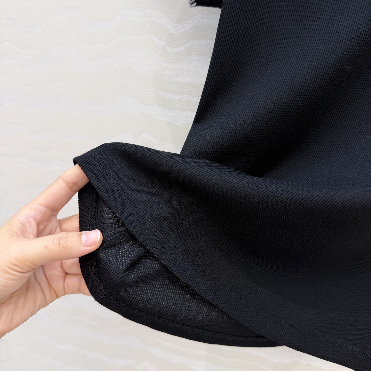 原单品质❤️26早春新品爆单推荐。miu系穿搭，贝壳绣花边经典罗纹短袖T。时髦精单品💕气质圆领设计修身版